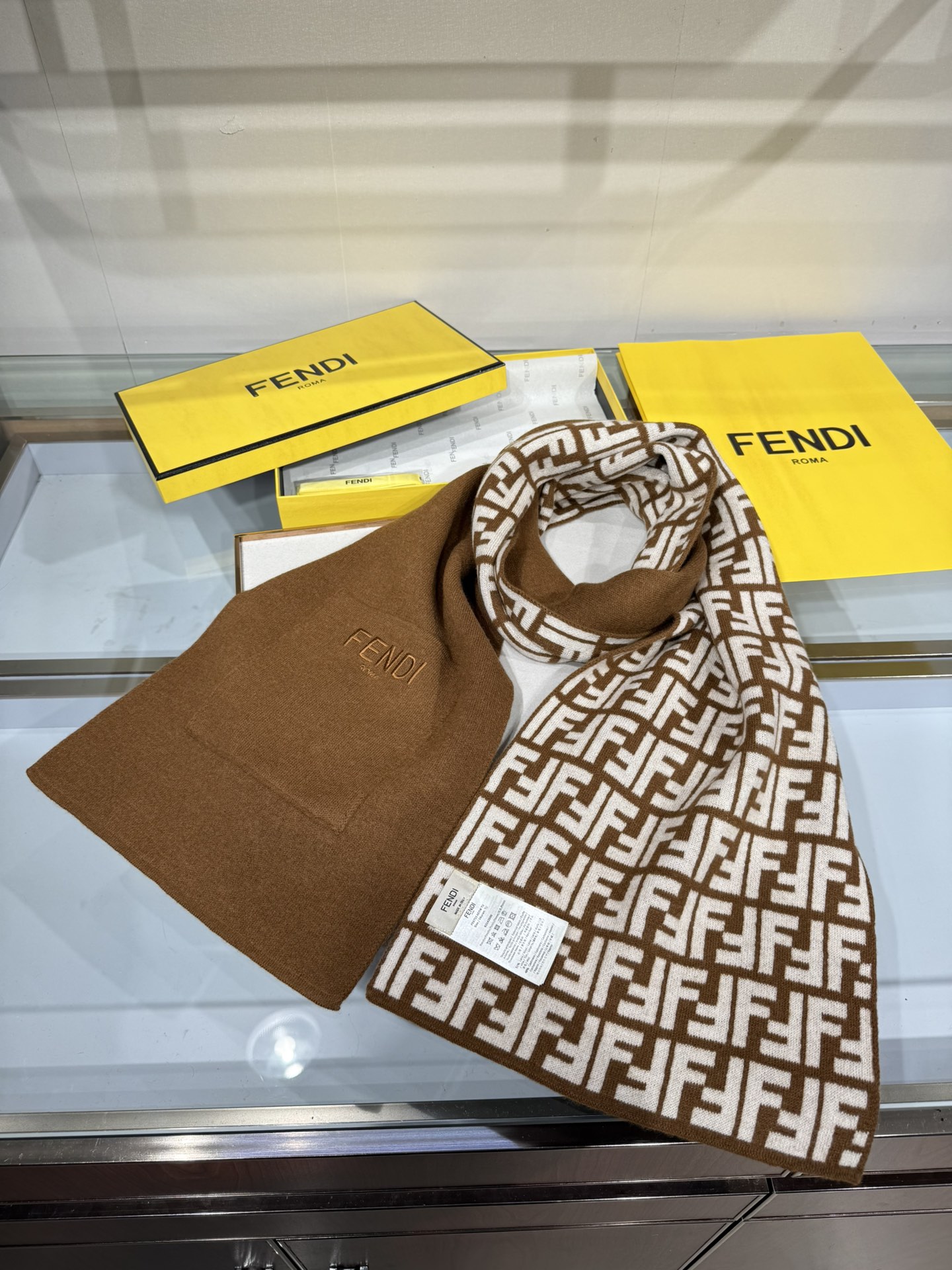 💟这款芬迪围巾是品牌经典配饰系列的代表之作，融合了奢华材质与标志性设计元素。它采用优质羊绒或羊毛材质打造