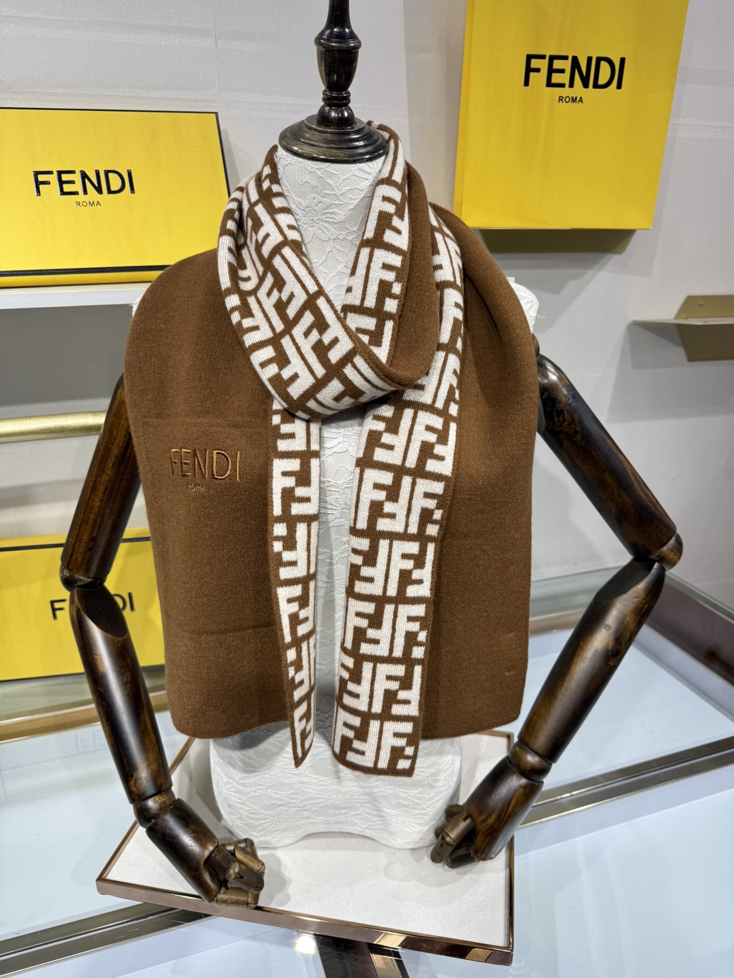 💟这款芬迪围巾是品牌经典配饰系列的代表之作，融合了奢华材质与标志性设计元素。它采用优质羊绒或羊毛材质打造