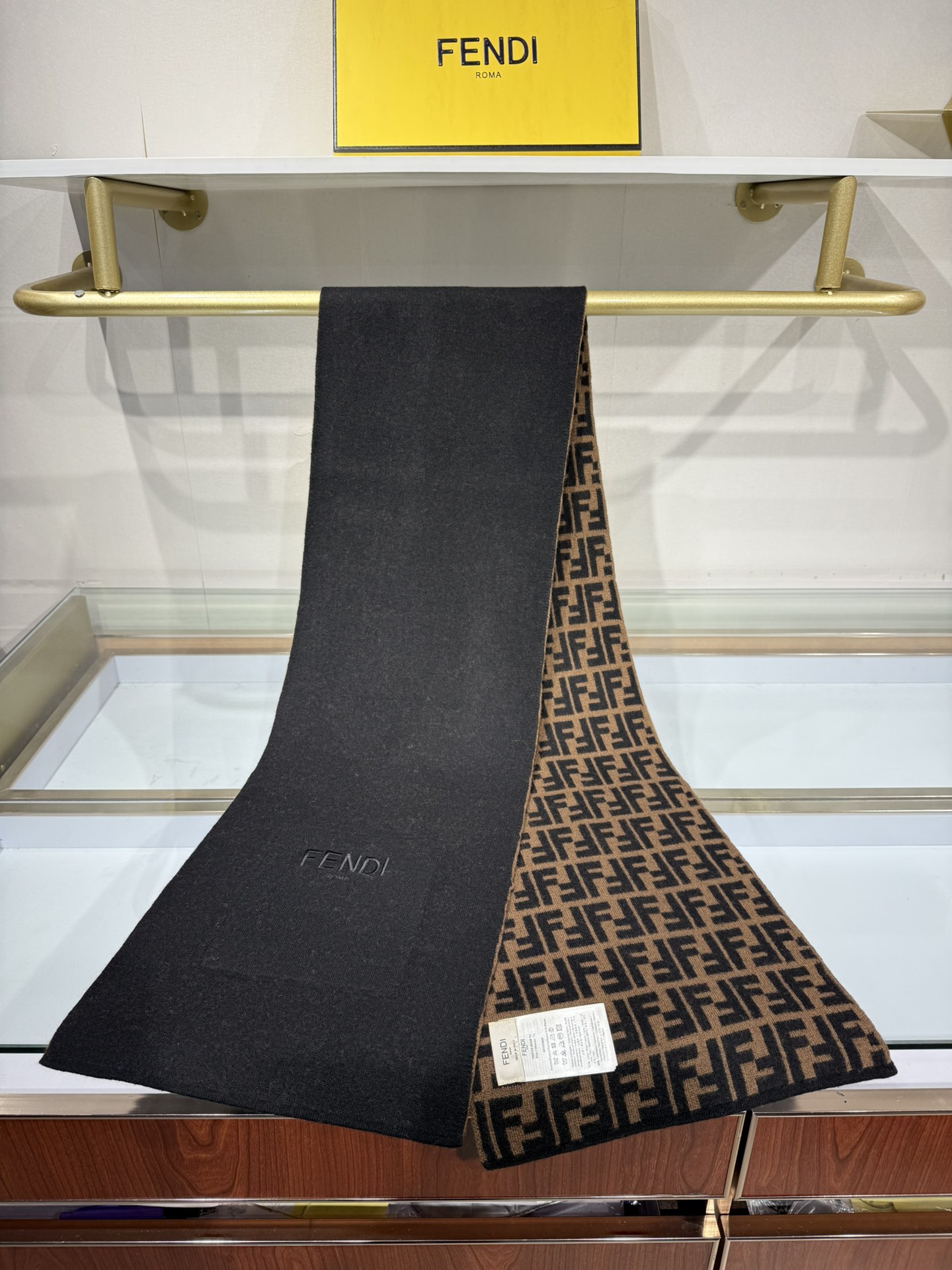 💟这款芬迪围巾是品牌经典配饰系列的代表之作，融合了奢华材质与标志性设计元素。它采用优质羊绒或羊毛材质打造