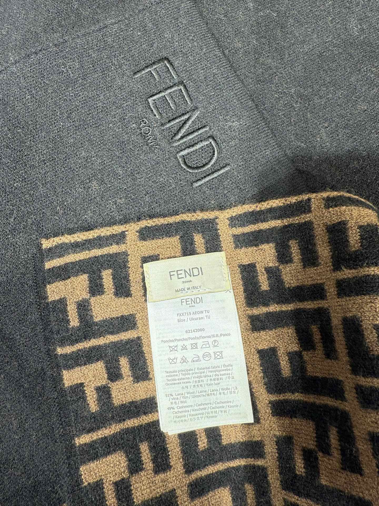 💟这款芬迪围巾是品牌经典配饰系列的代表之作，融合了奢华材质与标志性设计元素。它采用优质羊绒或羊毛材质打造