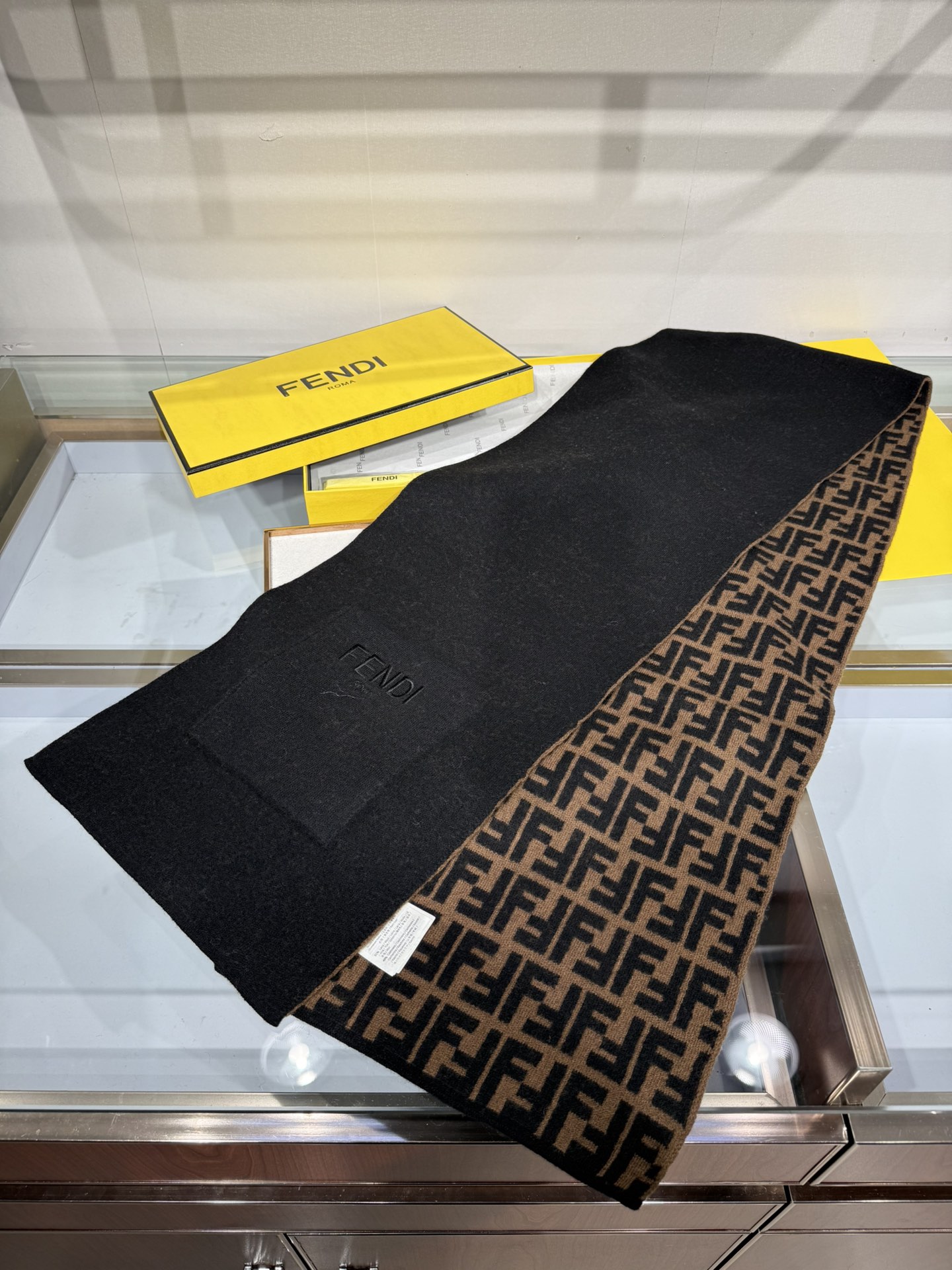 💟这款芬迪围巾是品牌经典配饰系列的代表之作，融合了奢华材质与标志性设计元素。它采用优质羊绒或羊毛材质打造