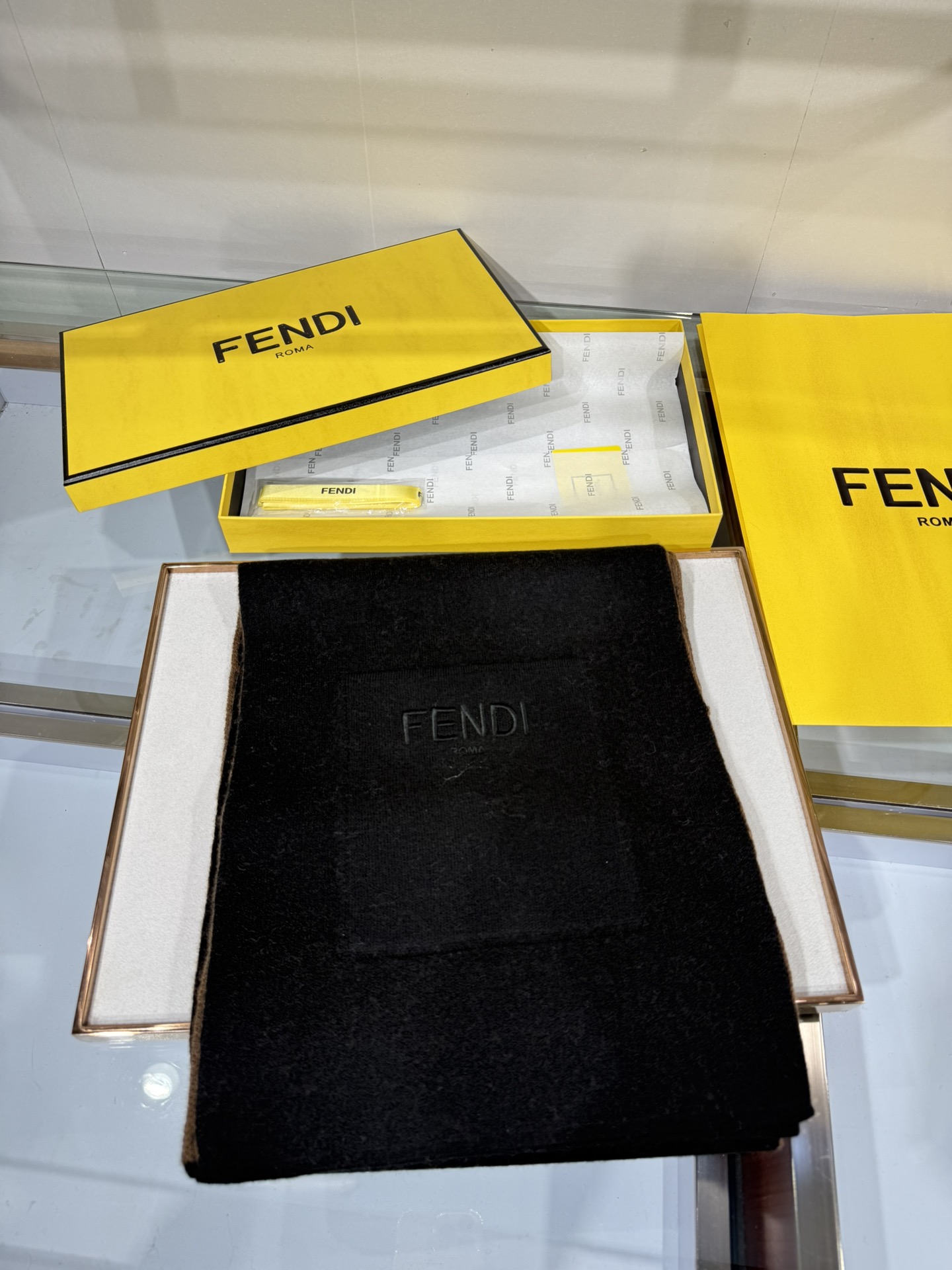 💟这款芬迪围巾是品牌经典配饰系列的代表之作，融合了奢华材质与标志性设计元素。它采用优质羊绒或羊毛材质打造