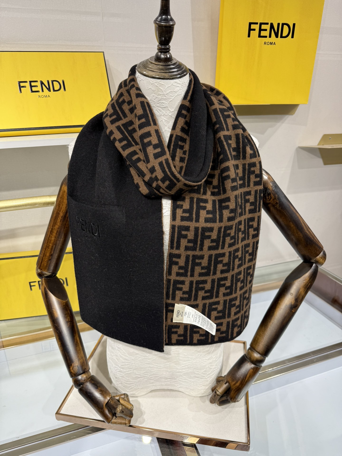 💟这款芬迪围巾是品牌经典配饰系列的代表之作，融合了奢华材质与标志性设计元素。它采用优质羊绒或羊毛材质打造