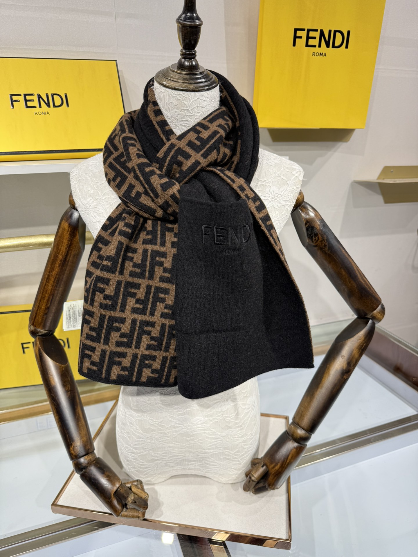 💟这款芬迪围巾是品牌经典配饰系列的代表之作，融合了奢华材质与标志性设计元素。它采用优质羊绒或羊毛材质打造