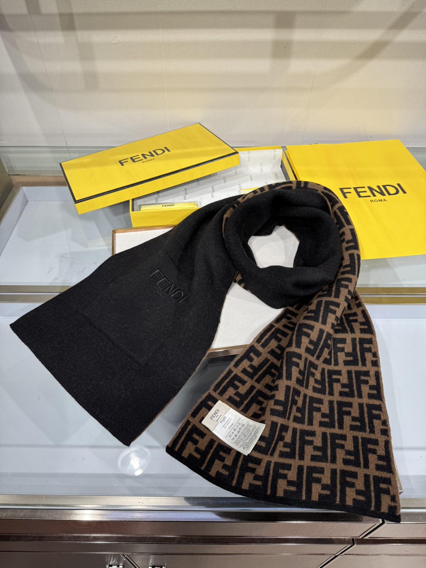 💟这款芬迪围巾是品牌经典配饰系列的代表之作，融合了奢华材质与标志性设计元素。它采用优质羊绒或羊毛材质打造