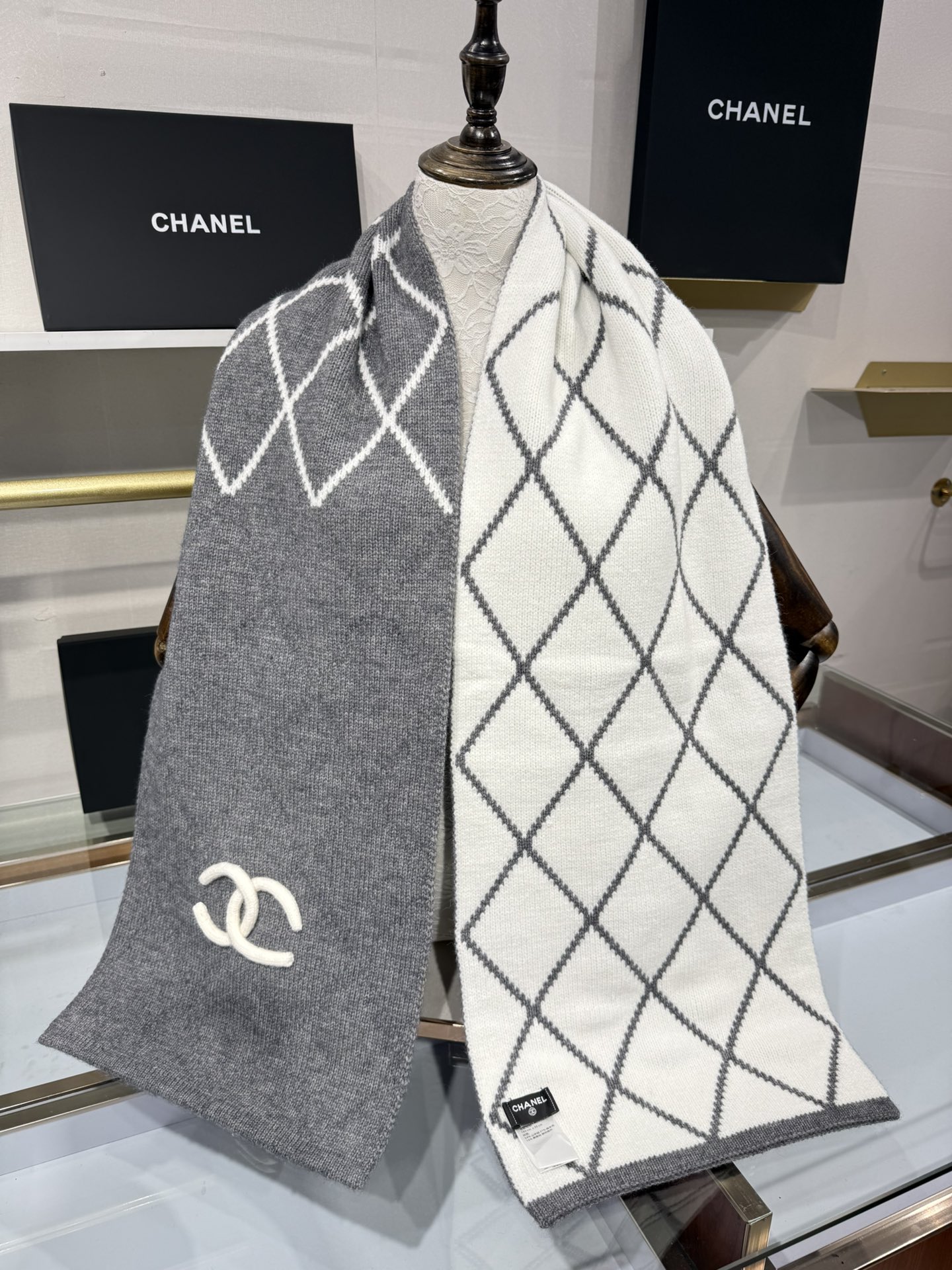 💟补单出货 💕上新🆕𝐂𝐇𝐀𝐍𝐄𝐋《菠萝菱格元素》🍍Size：30×180cm面料：54%羊绒31%绵羊毛