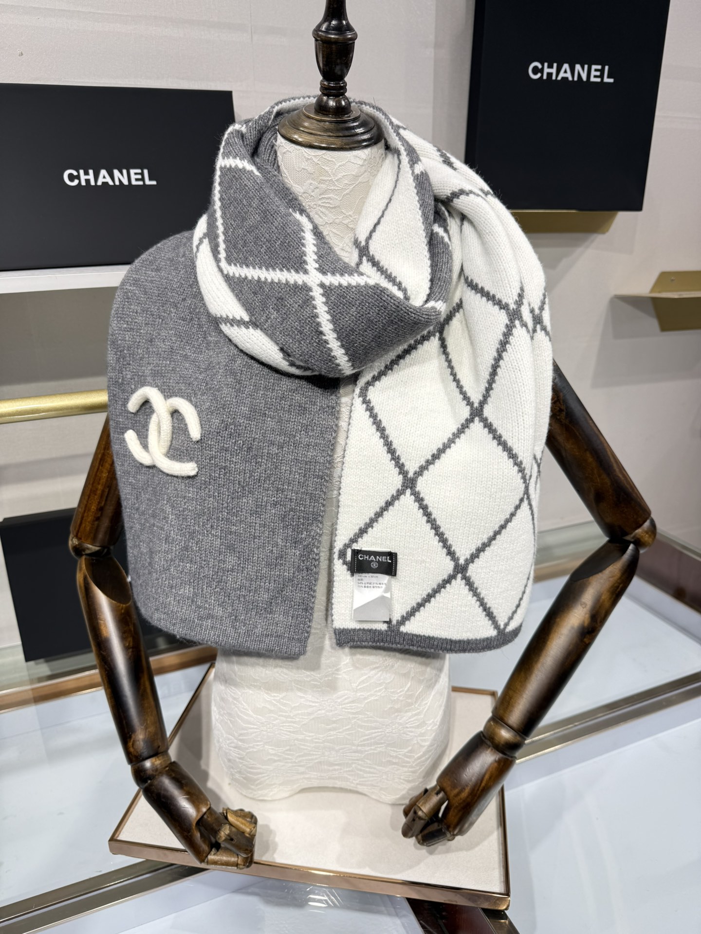 💟补单出货 💕上新🆕𝐂𝐇𝐀𝐍𝐄𝐋《菠萝菱格元素》🍍Size：30×180cm面料：54%羊绒31%绵羊毛