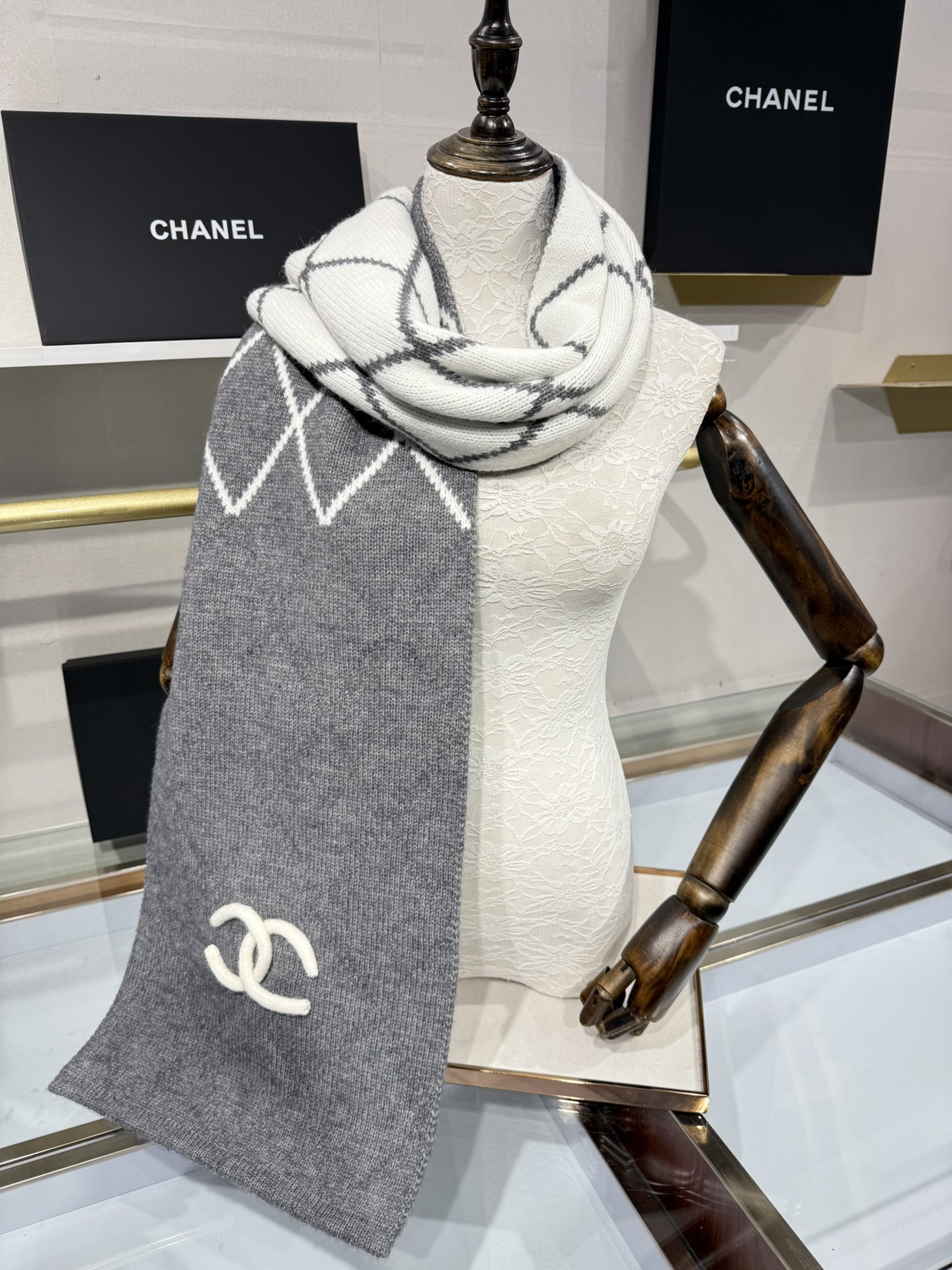 💟补单出货 💕上新🆕𝐂𝐇𝐀𝐍𝐄𝐋《菠萝菱格元素》🍍Size：30×180cm面料：54%羊绒31%绵羊毛