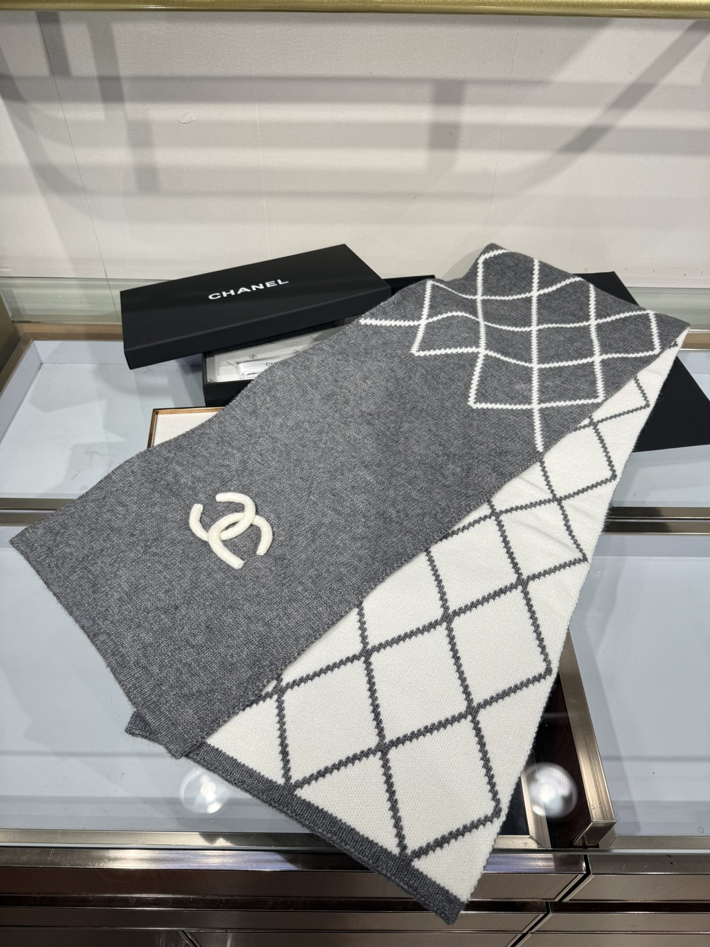 💟补单出货 💕上新🆕𝐂𝐇𝐀𝐍𝐄𝐋《菠萝菱格元素》🍍Size：30×180cm面料：54%羊绒31%绵羊毛