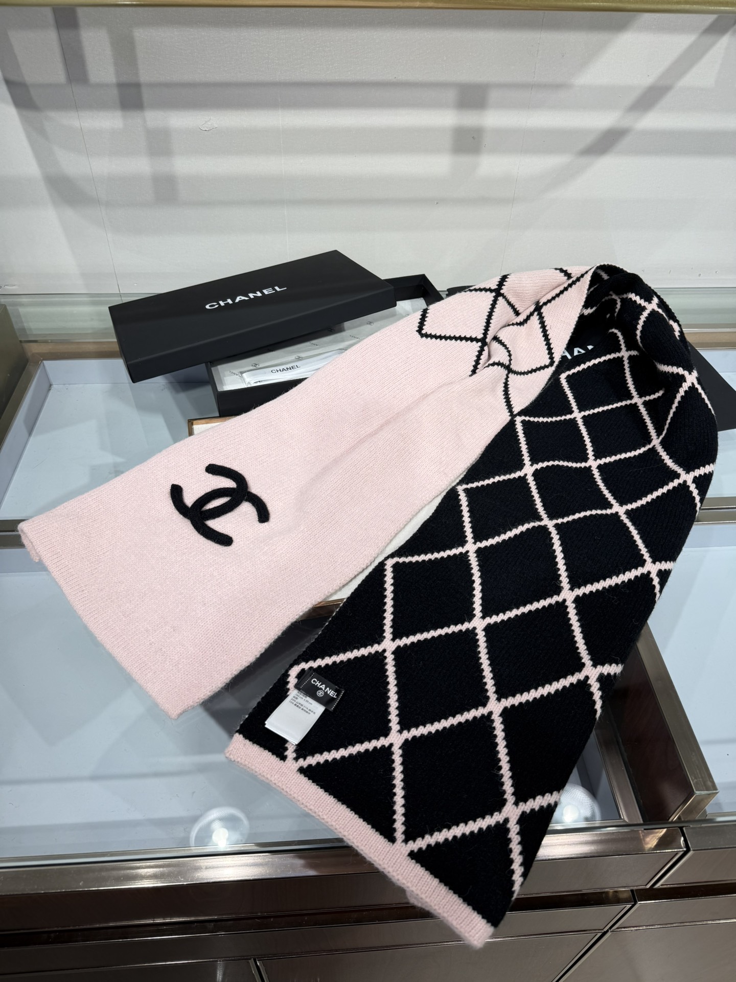 💟补单出货 💕上新🆕𝐂𝐇𝐀𝐍𝐄𝐋《菠萝菱格元素》🍍Size：30×180cm面料：54%羊绒31%绵羊毛