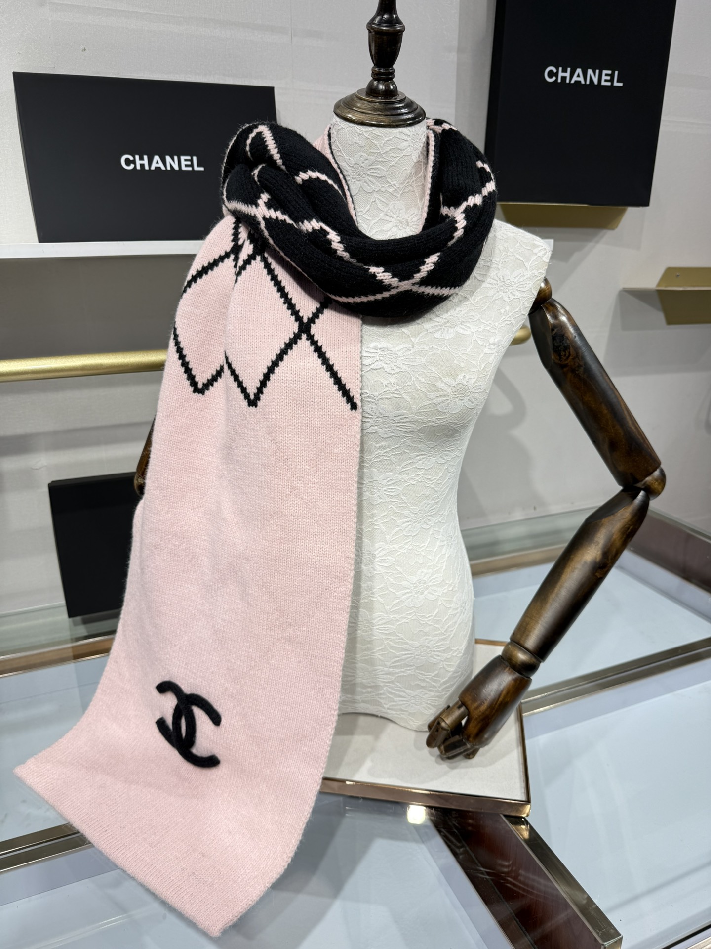 💟补单出货 💕上新🆕𝐂𝐇𝐀𝐍𝐄𝐋《菠萝菱格元素》🍍Size：30×180cm面料：54%羊绒31%绵羊毛