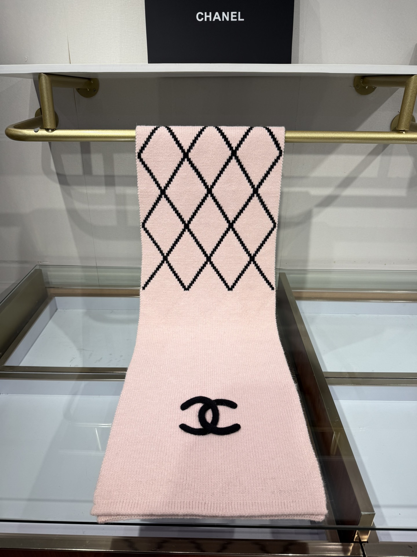 💟补单出货 💕上新🆕𝐂𝐇𝐀𝐍𝐄𝐋《菠萝菱格元素》🍍Size：30×180cm面料：54%羊绒31%绵羊毛