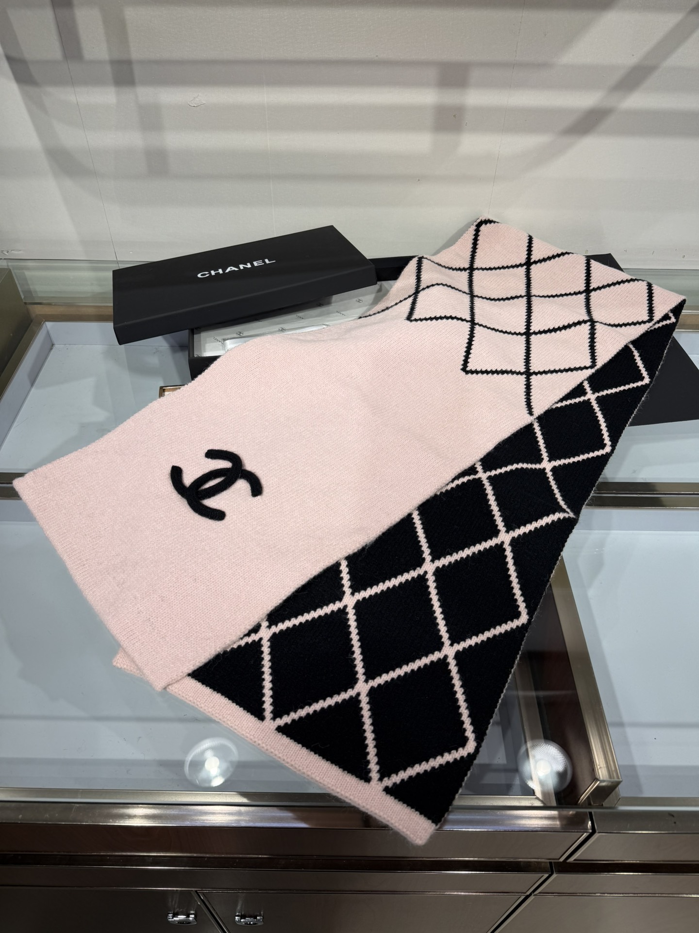 💟补单出货 💕上新🆕𝐂𝐇𝐀𝐍𝐄𝐋《菠萝菱格元素》🍍Size：30×180cm面料：54%羊绒31%绵羊毛