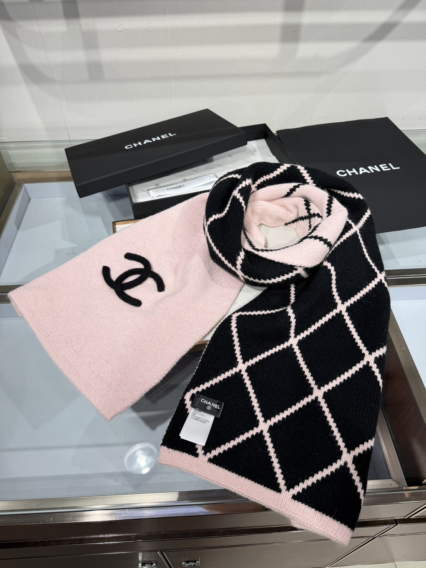 💟补单出货 💕上新🆕𝐂𝐇𝐀𝐍𝐄𝐋《菠萝菱格元素》🍍Size：30×180cm面料：54%羊绒31%绵羊毛