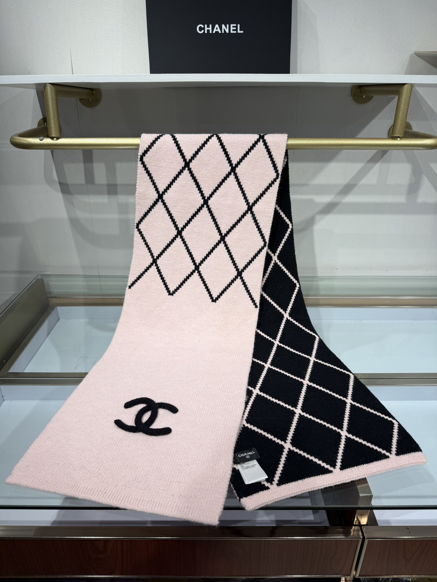 💟补单出货 💕上新🆕𝐂𝐇𝐀𝐍𝐄𝐋《菠萝菱格元素》🍍Size：30×180cm面料：54%羊绒31%绵羊毛