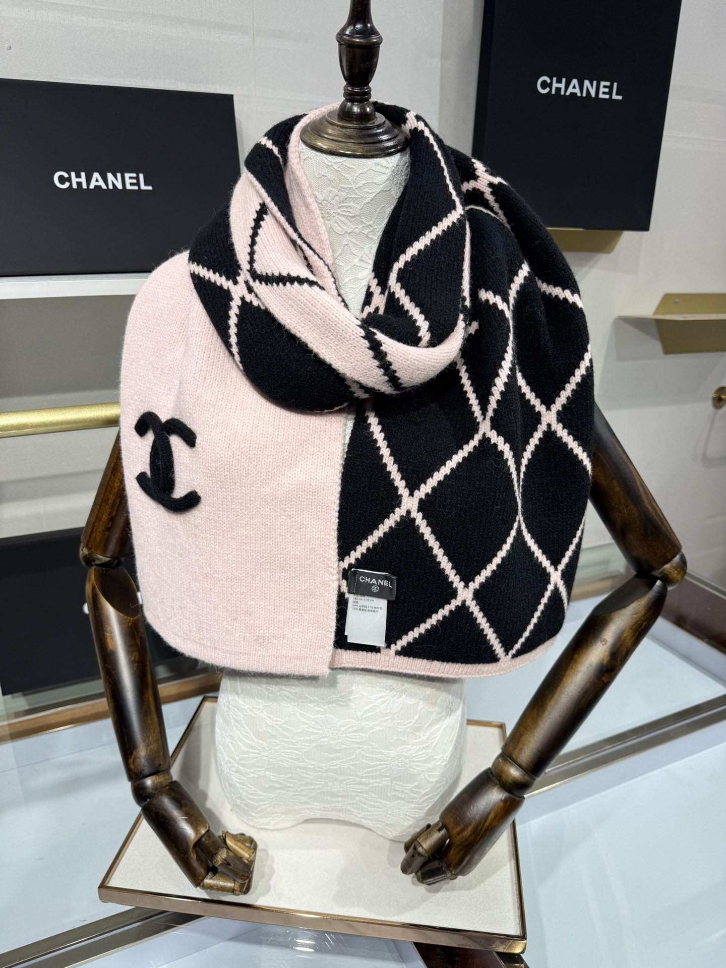 💟补单出货 💕上新🆕𝐂𝐇𝐀𝐍𝐄𝐋《菠萝菱格元素》🍍Size：30×180cm面料：54%羊绒31%绵羊毛