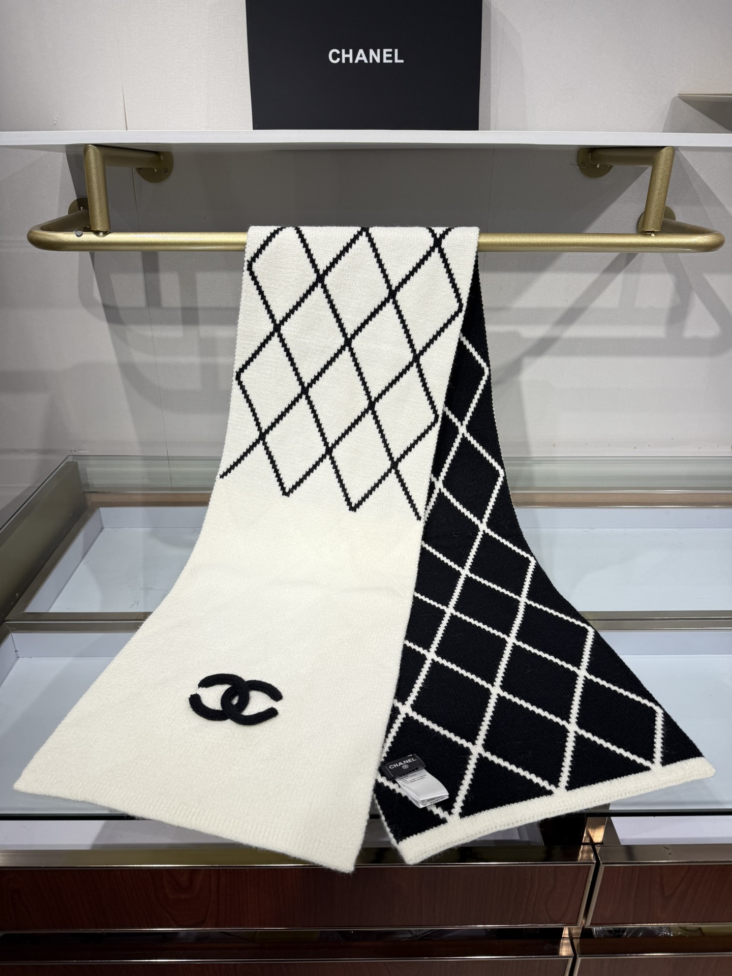 💟补单出货 💕上新🆕𝐂𝐇𝐀𝐍𝐄𝐋《菠萝菱格元素》🍍Size：30×180cm面料：54%羊绒31%绵羊毛