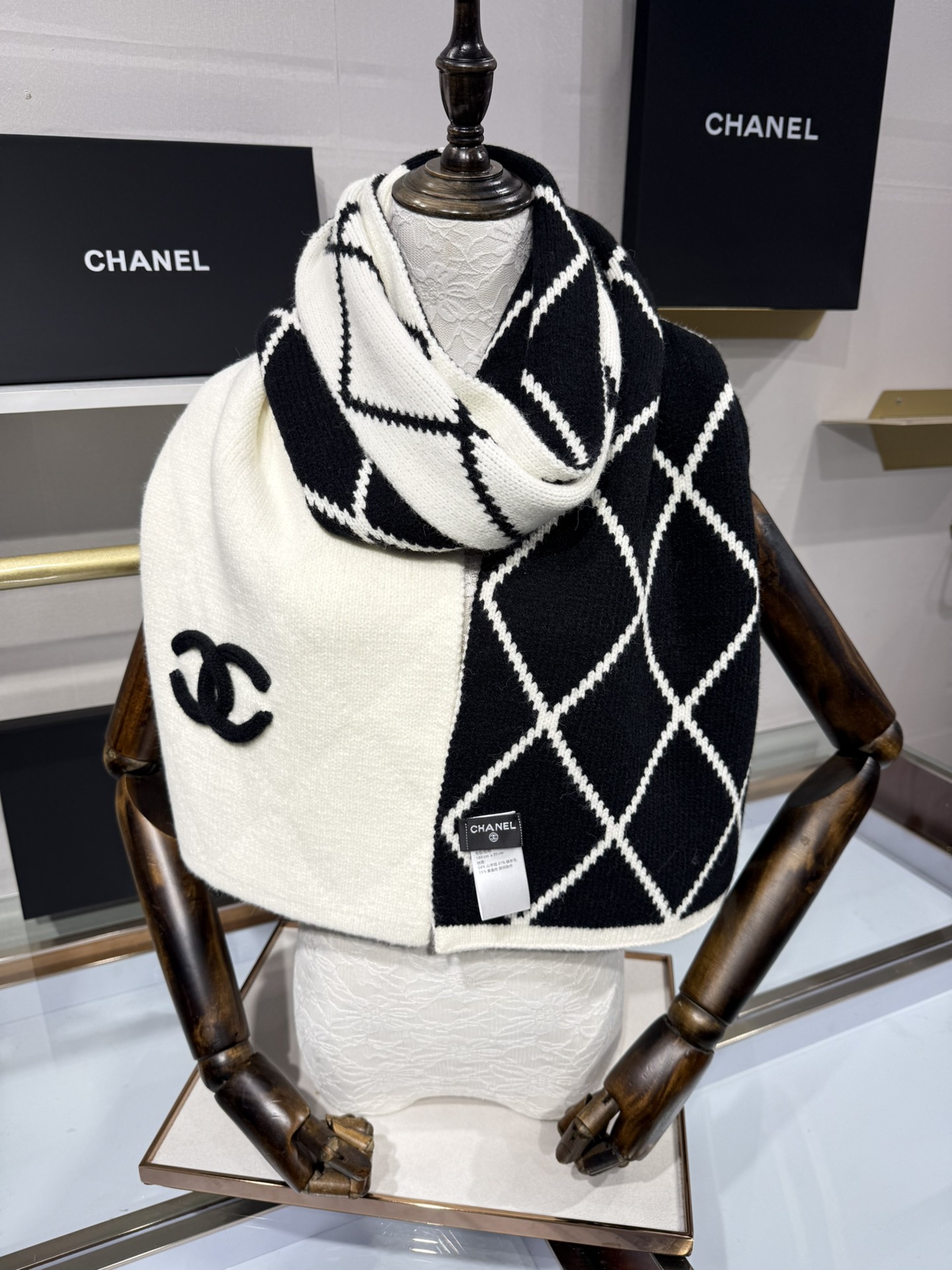 💟补单出货 💕上新🆕𝐂𝐇𝐀𝐍𝐄𝐋《菠萝菱格元素》🍍Size：30×180cm面料：54%羊绒31%绵羊毛