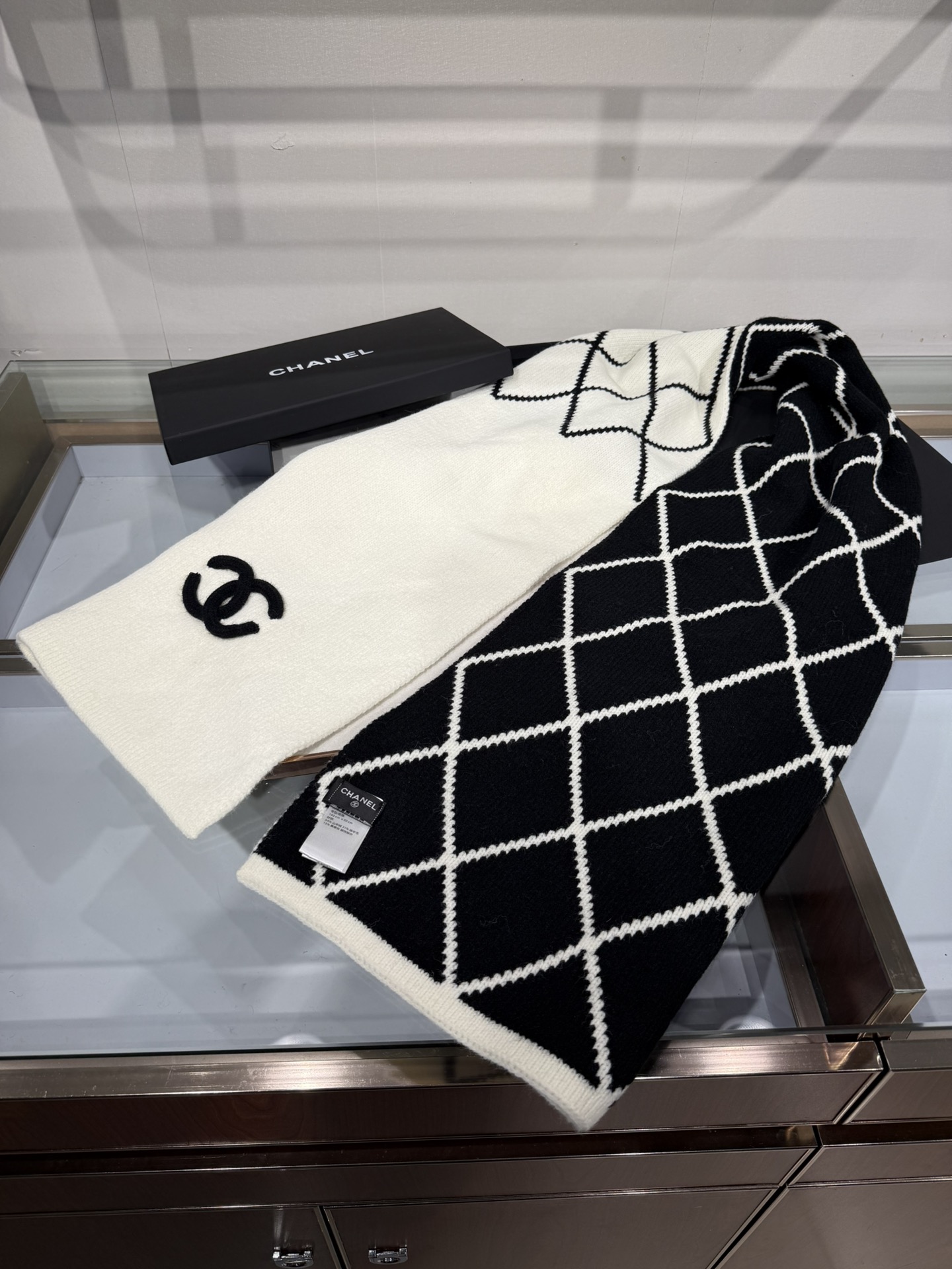 💟补单出货 💕上新🆕𝐂𝐇𝐀𝐍𝐄𝐋《菠萝菱格元素》🍍Size：30×180cm面料：54%羊绒31%绵羊毛