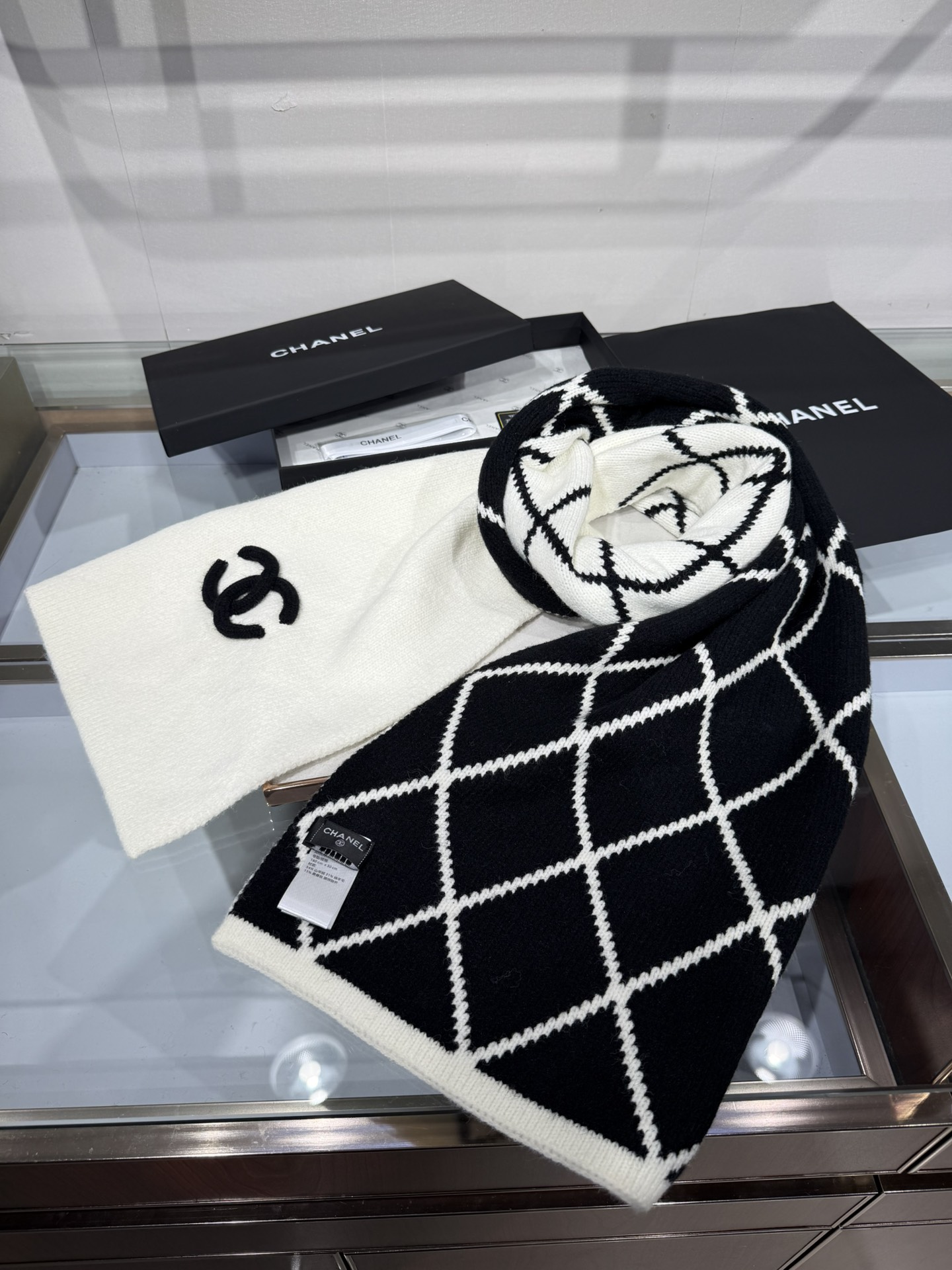 💟补单出货 💕上新🆕𝐂𝐇𝐀𝐍𝐄𝐋《菠萝菱格元素》🍍Size：30×180cm面料：54%羊绒31%绵羊毛