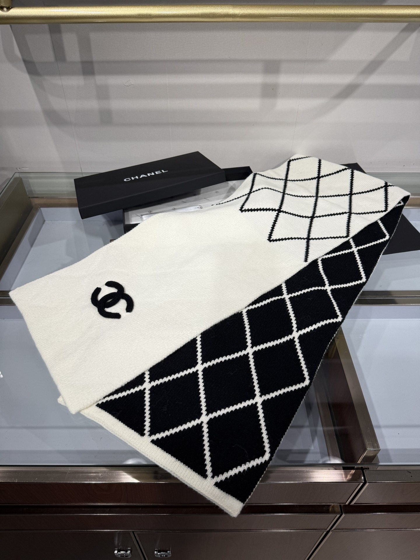 💟补单出货 💕上新🆕𝐂𝐇𝐀𝐍𝐄𝐋《菠萝菱格元素》🍍Size：30×180cm面料：54%羊绒31%绵羊毛