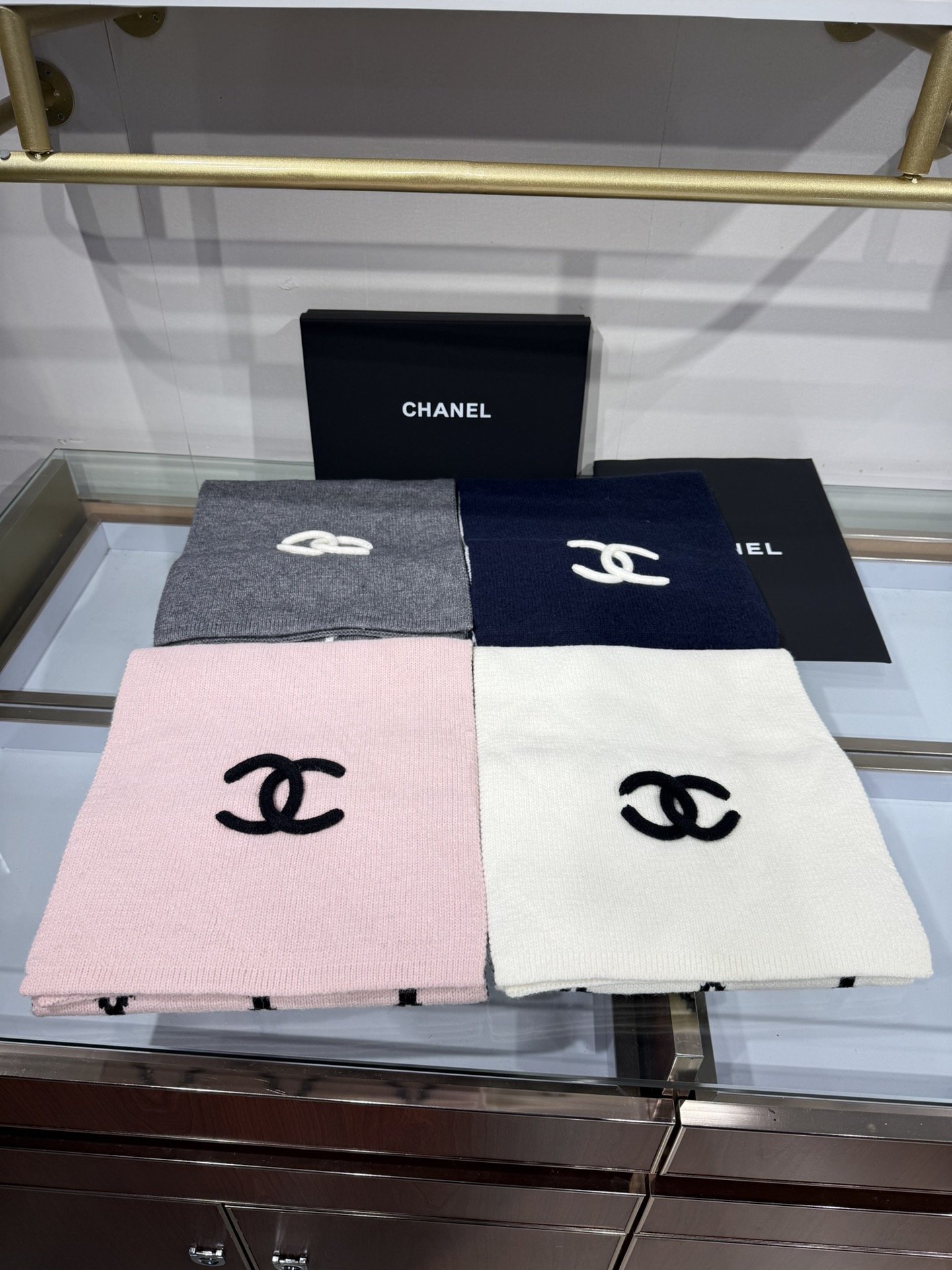 💟补单出货 💕上新🆕𝐂𝐇𝐀𝐍𝐄𝐋《菠萝菱格元素》🍍Size：30×180cm面料：54%羊绒31%绵羊毛