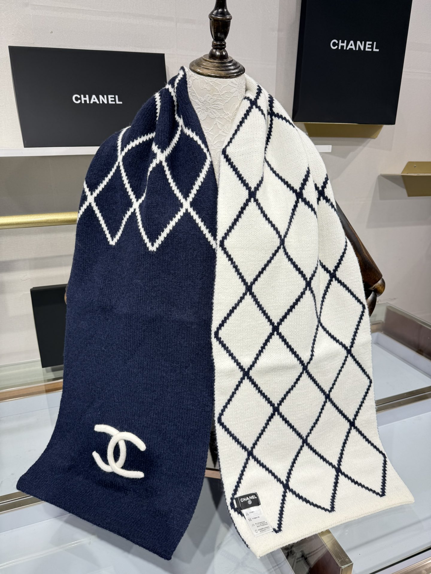 💟补单出货 💕上新🆕𝐂𝐇𝐀𝐍𝐄𝐋《菠萝菱格元素》🍍Size：30×180cm面料：54%羊绒31%绵羊毛