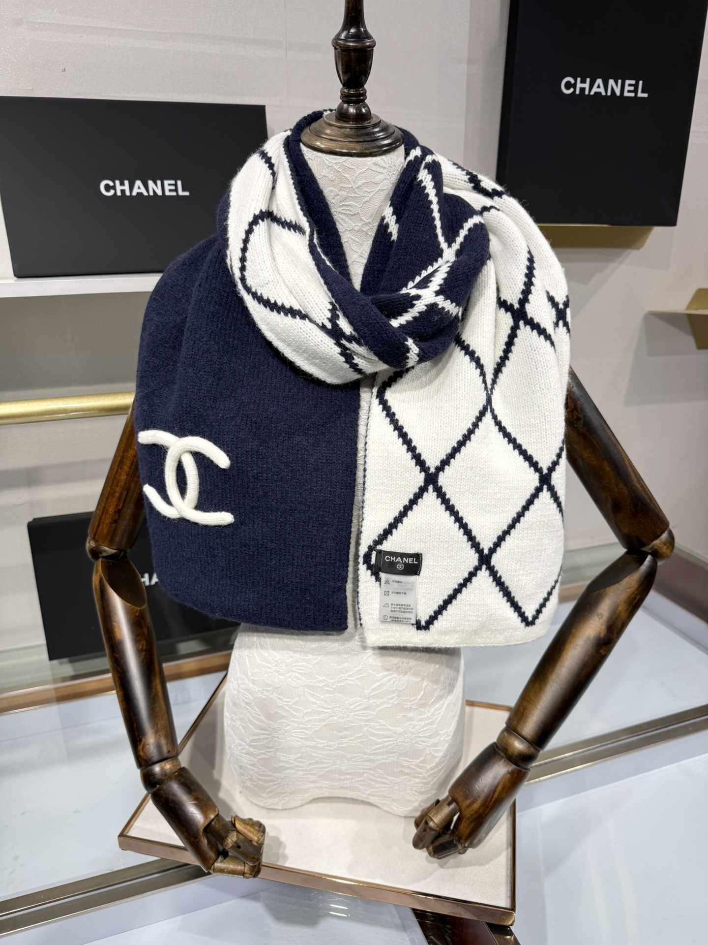 💟补单出货 💕上新🆕𝐂𝐇𝐀𝐍𝐄𝐋《菠萝菱格元素》🍍Size：30×180cm面料：54%羊绒31%绵羊毛