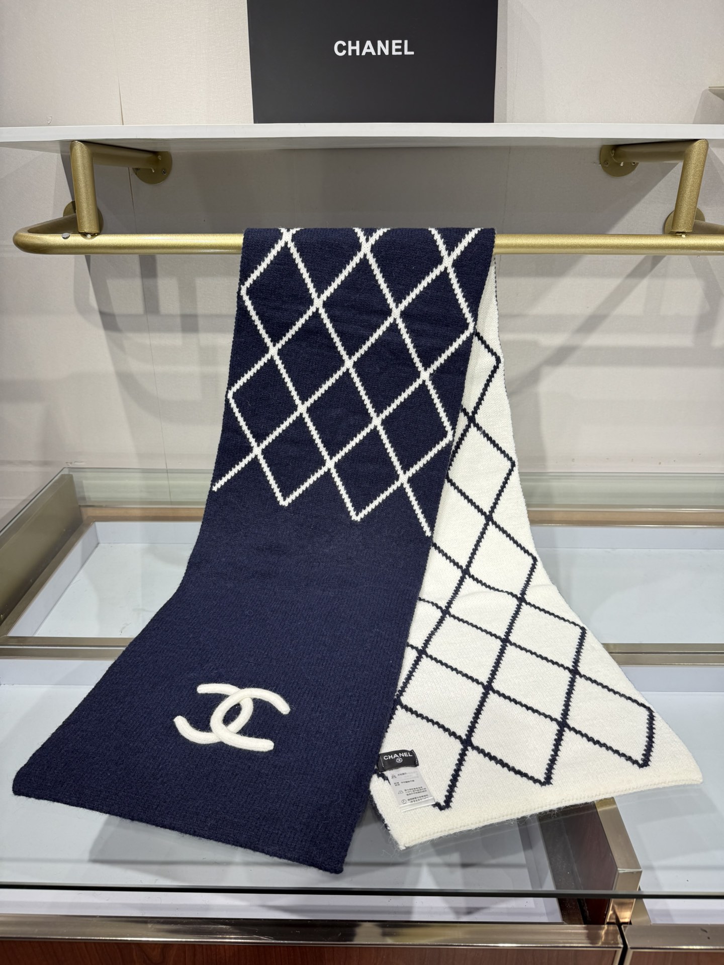 💟补单出货 💕上新🆕𝐂𝐇𝐀𝐍𝐄𝐋《菠萝菱格元素》🍍Size：30×180cm面料：54%羊绒31%绵羊毛