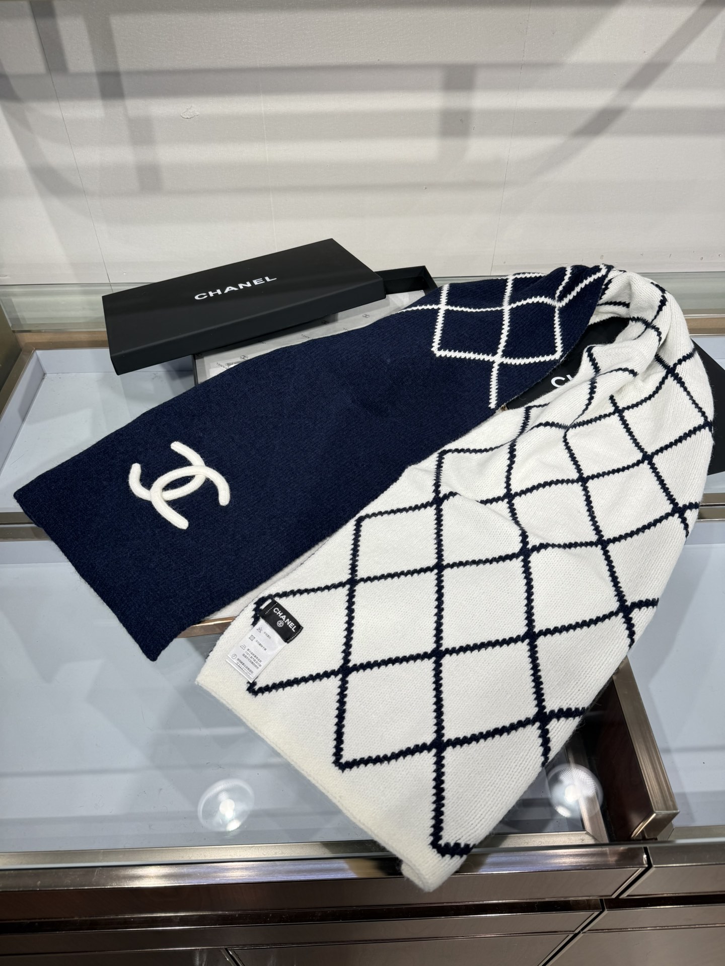 💟补单出货 💕上新🆕𝐂𝐇𝐀𝐍𝐄𝐋《菠萝菱格元素》🍍Size：30×180cm面料：54%羊绒31%绵羊毛