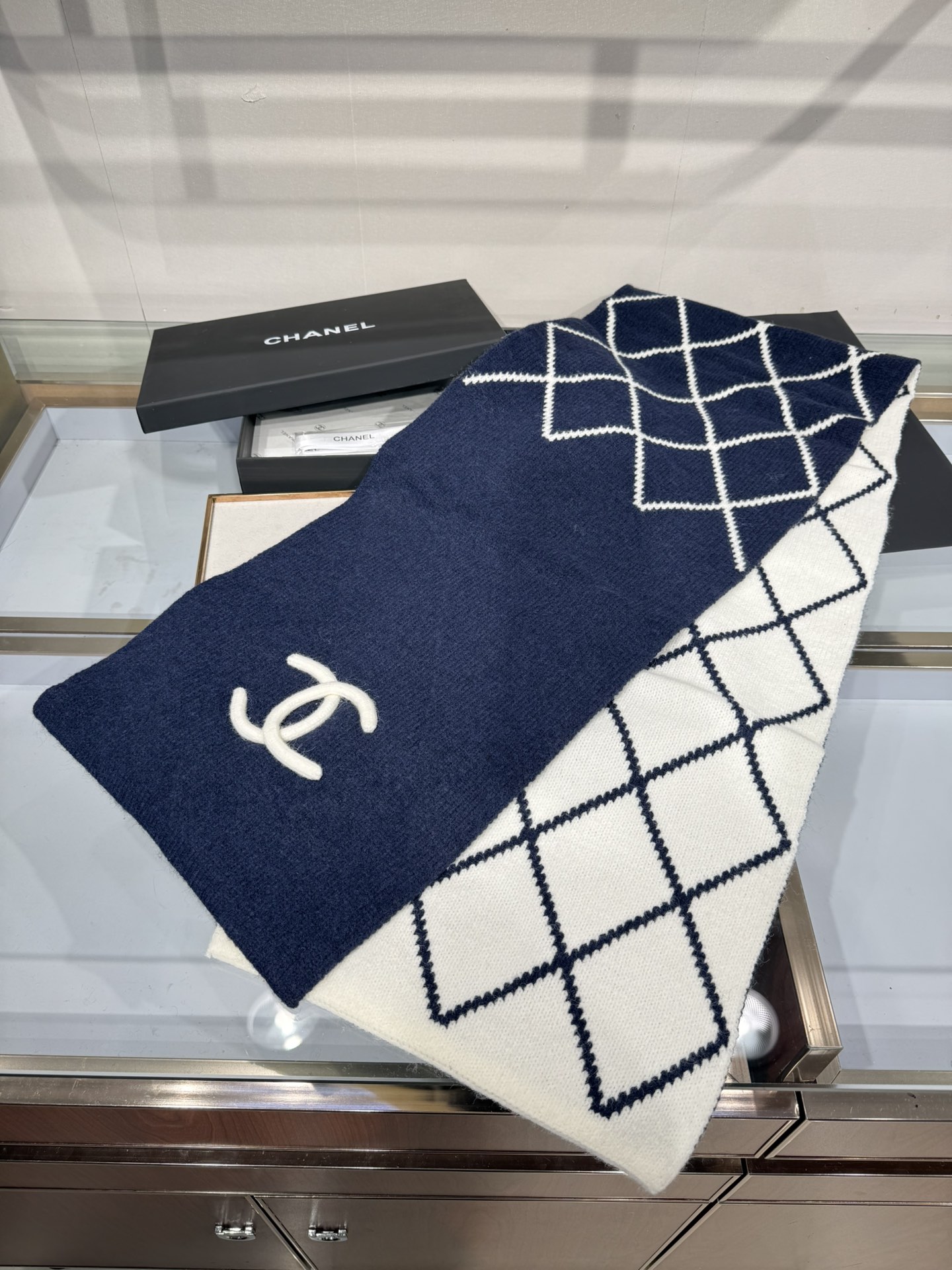 💟补单出货 💕上新🆕𝐂𝐇𝐀𝐍𝐄𝐋《菠萝菱格元素》🍍Size：30×180cm面料：54%羊绒31%绵羊毛