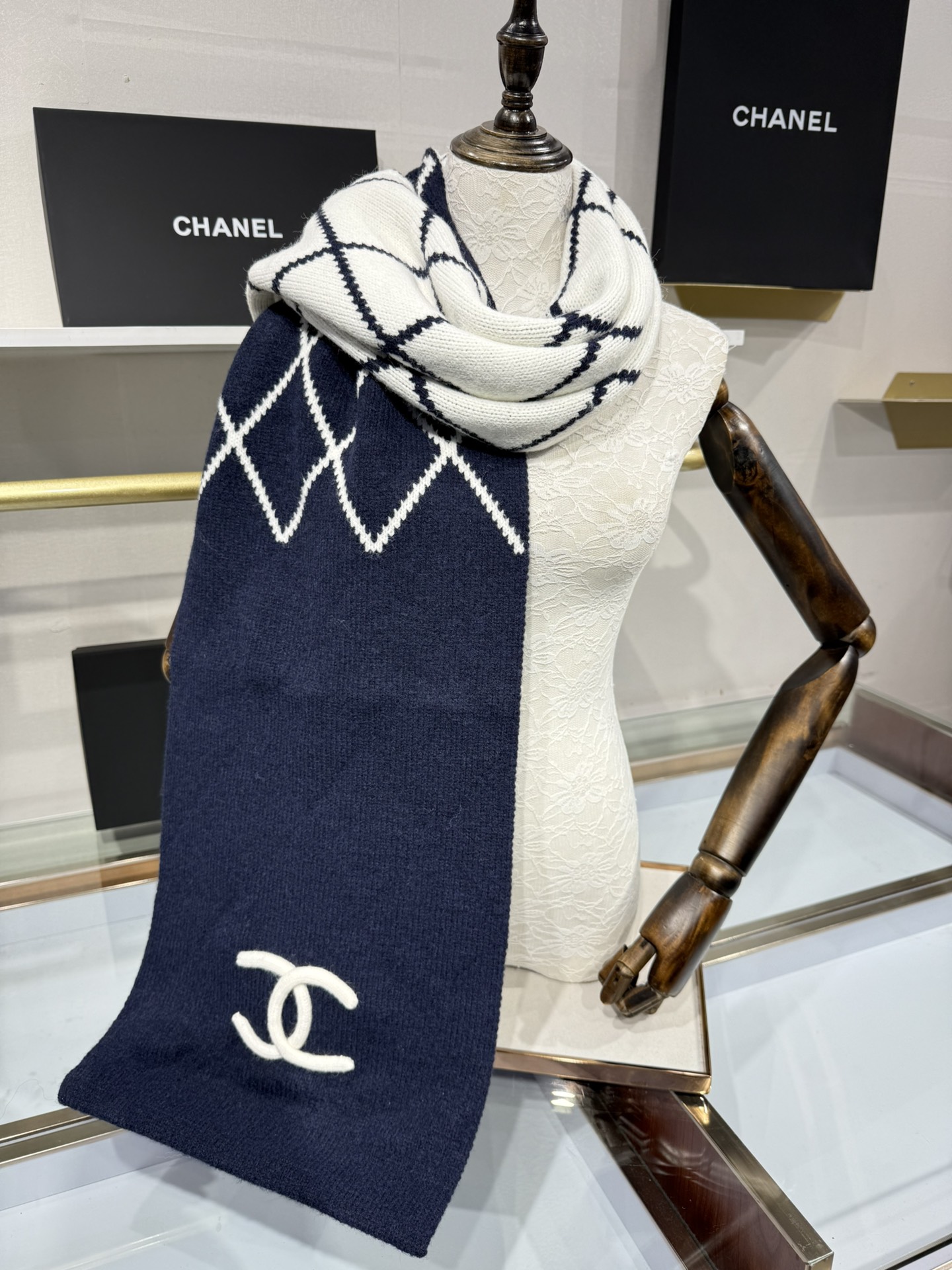 💟补单出货 💕上新🆕𝐂𝐇𝐀𝐍𝐄𝐋《菠萝菱格元素》🍍Size：30×180cm面料：54%羊绒31%绵羊毛