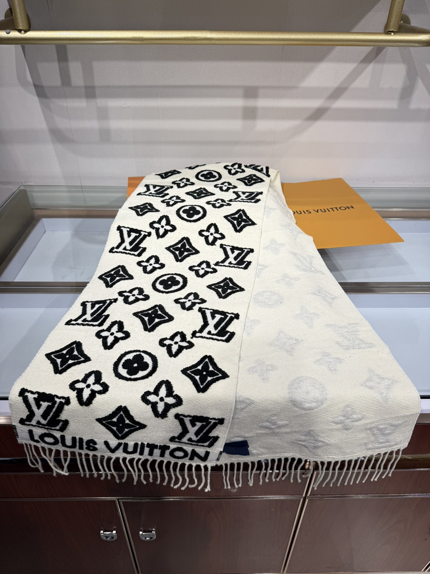 💟大家期待已久的LV围巾终于上新了冬季马上到来 选到自己的保暖神器了嘛 LV上新的围巾里有没有你Pick