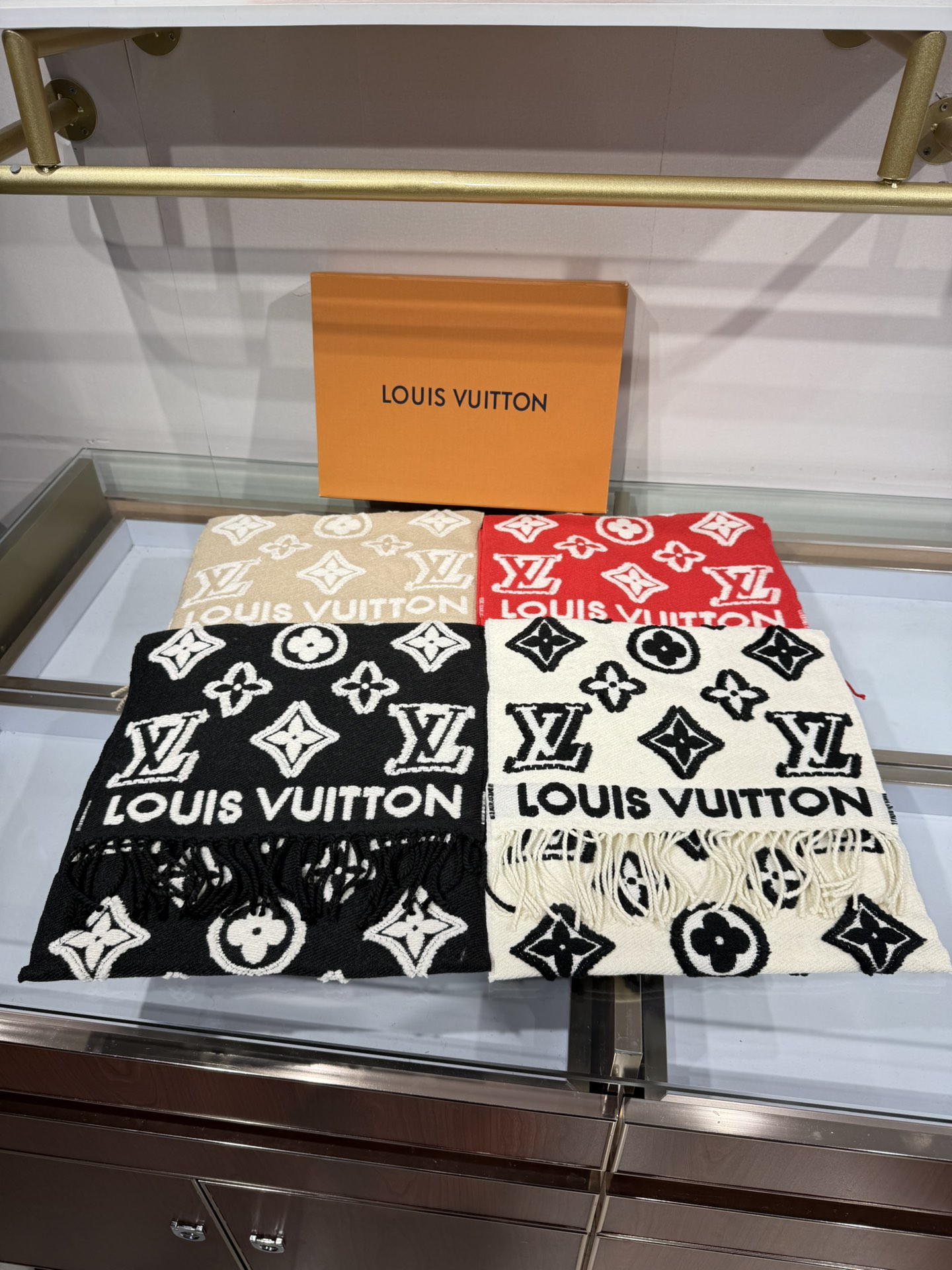 💟大家期待已久的LV围巾终于上新了冬季马上到来 选到自己的保暖神器了嘛 LV上新的围巾里有没有你Pick