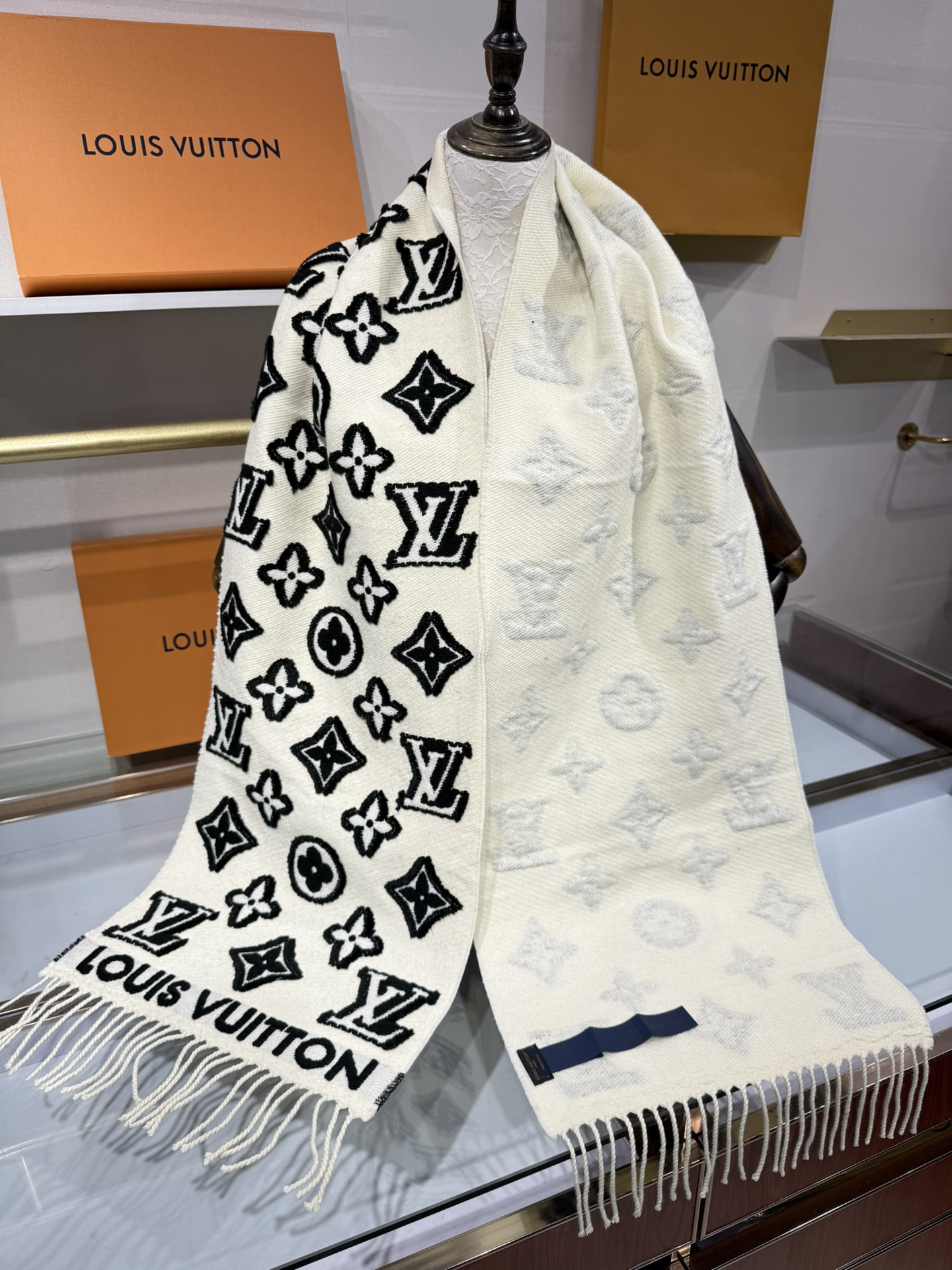 💟大家期待已久的LV围巾终于上新了冬季马上到来 选到自己的保暖神器了嘛 LV上新的围巾里有没有你Pick