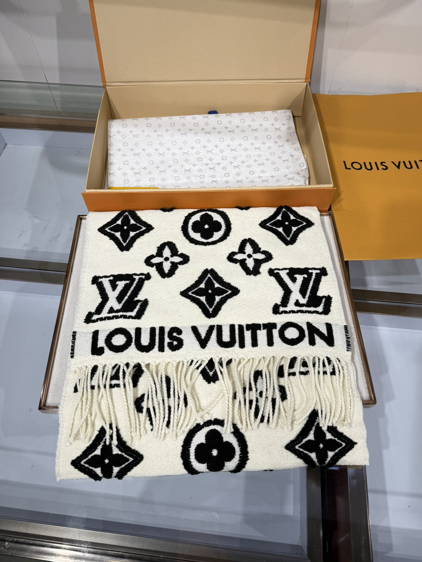 💟大家期待已久的LV围巾终于上新了冬季马上到来 选到自己的保暖神器了嘛 LV上新的围巾里有没有你Pick