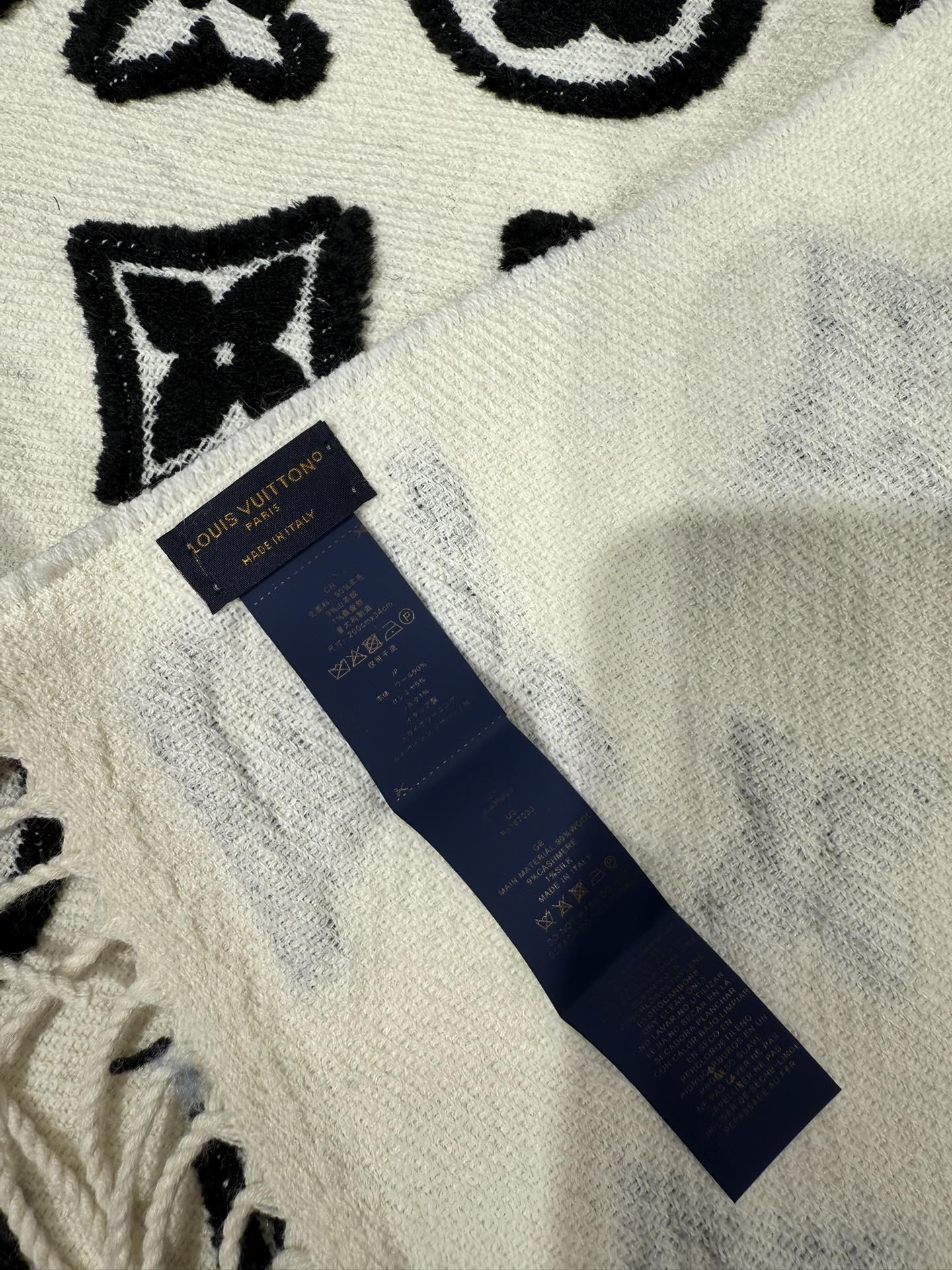 💟大家期待已久的LV围巾终于上新了冬季马上到来 选到自己的保暖神器了嘛 LV上新的围巾里有没有你Pick