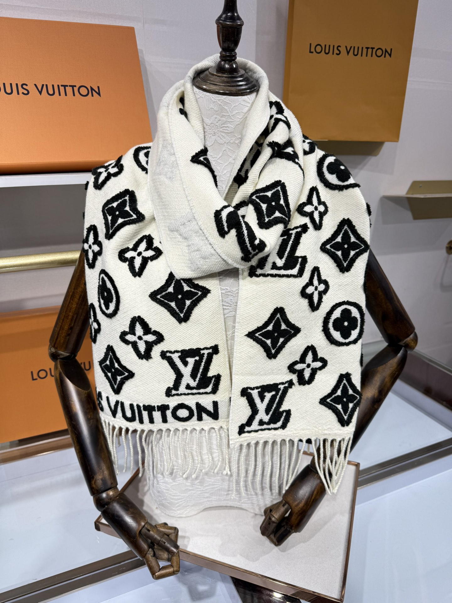 💟大家期待已久的LV围巾终于上新了冬季马上到来 选到自己的保暖神器了嘛 LV上新的围巾里有没有你Pick