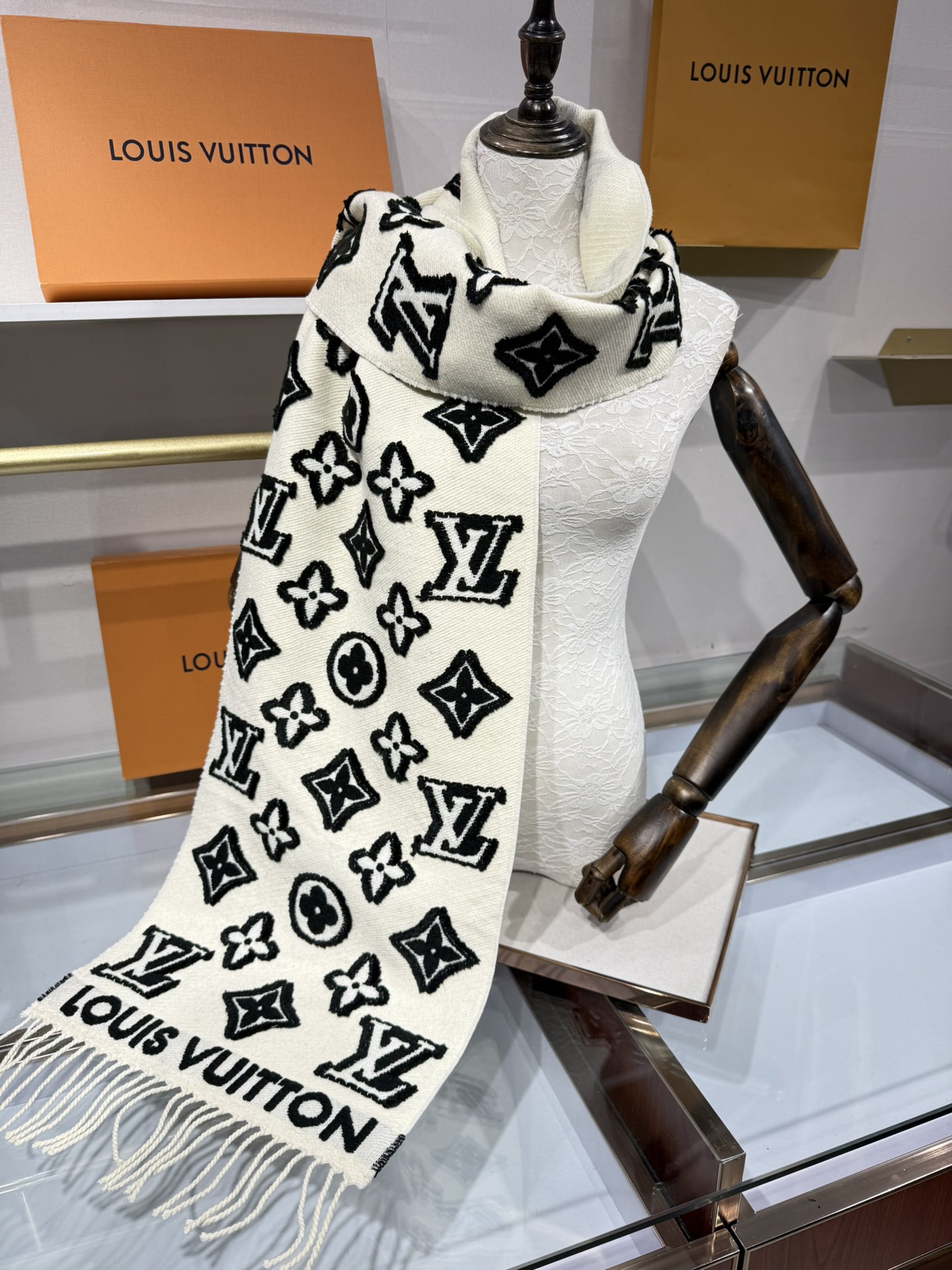 💟大家期待已久的LV围巾终于上新了冬季马上到来 选到自己的保暖神器了嘛 LV上新的围巾里有没有你Pick
