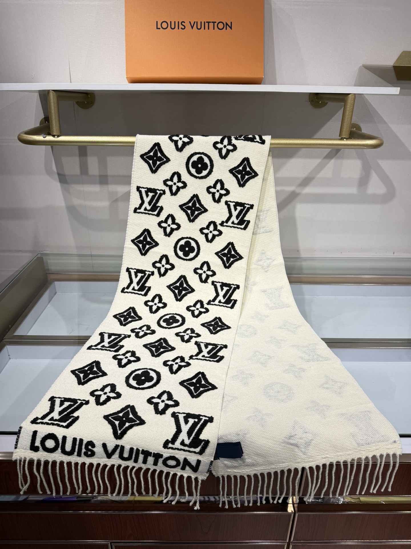 💟大家期待已久的LV围巾终于上新了冬季马上到来 选到自己的保暖神器了嘛 LV上新的围巾里有没有你Pick