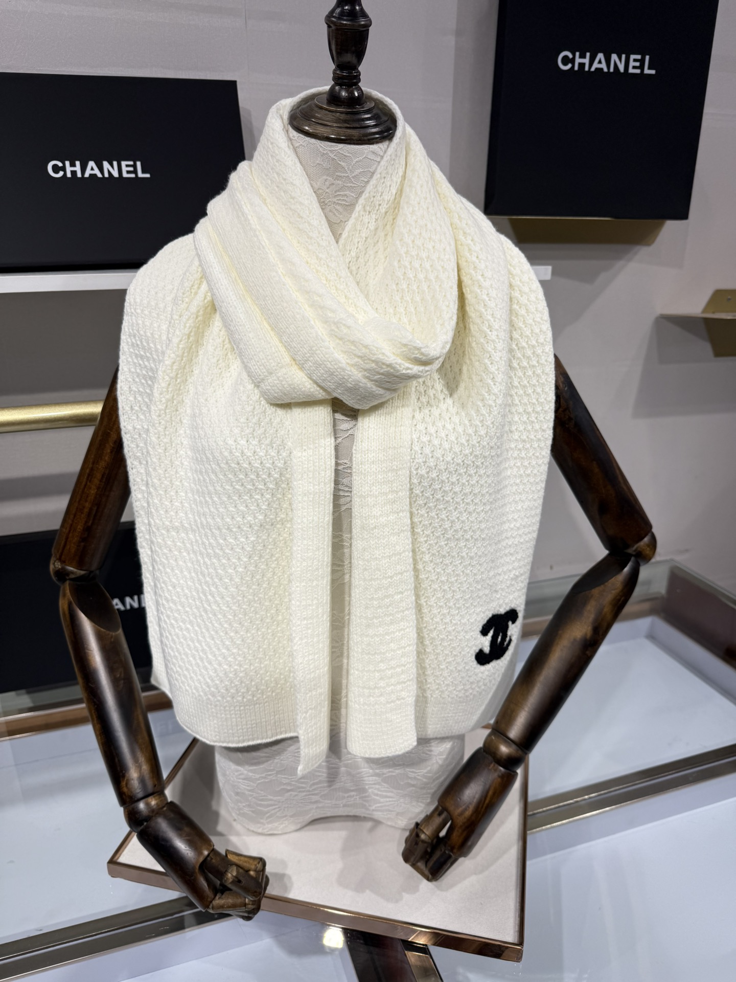 💟2025年秋冬新款💕上新🆕CHANEL【新款来袭】香奈儿专柜最新编织系列！这是一个特别稀有的款式，这也
