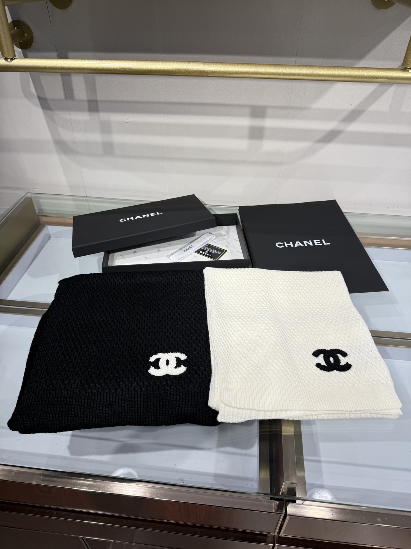 💟2025年秋冬新款💕上新🆕CHANEL【新款来袭】香奈儿专柜最新编织系列！这是一个特别稀有的款式，这也