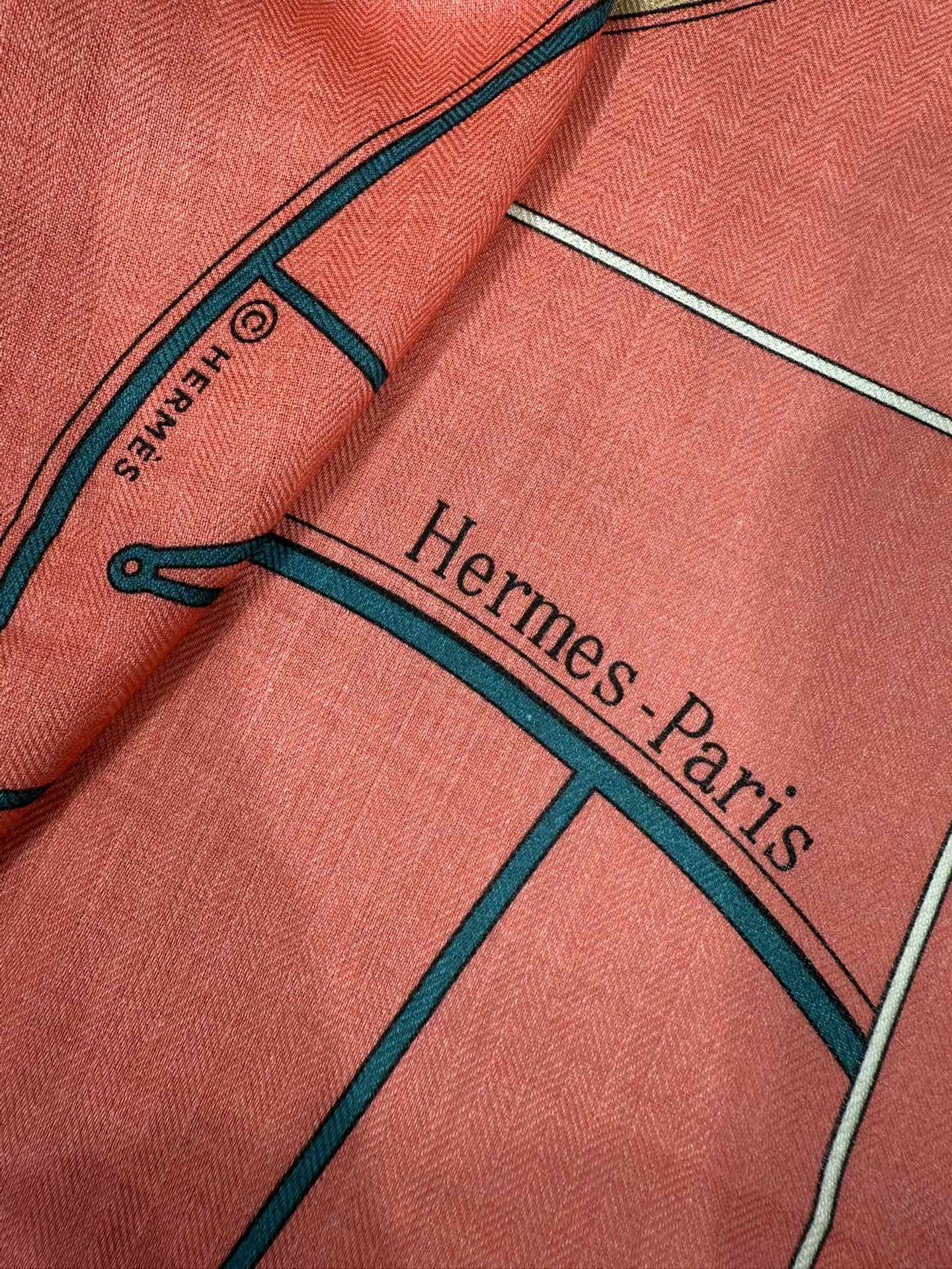 💟💞上新🆕140丝绒方巾双面同色手工卷边丝毛方巾（30%真丝70%羊绒)这款披肩的经典单品展现强大而迷人