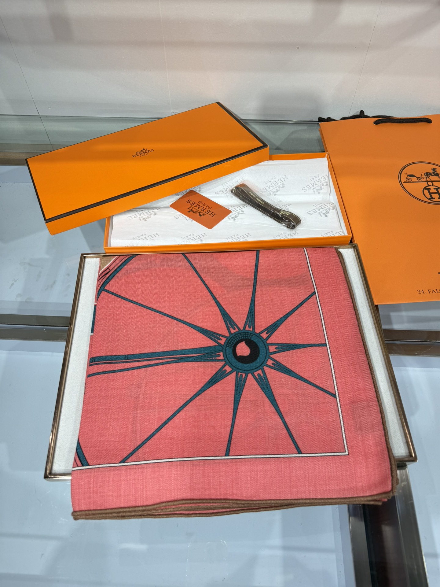 💟💞上新🆕140丝绒方巾双面同色手工卷边丝毛方巾（30%真丝70%羊绒)这款披肩的经典单品展现强大而迷人