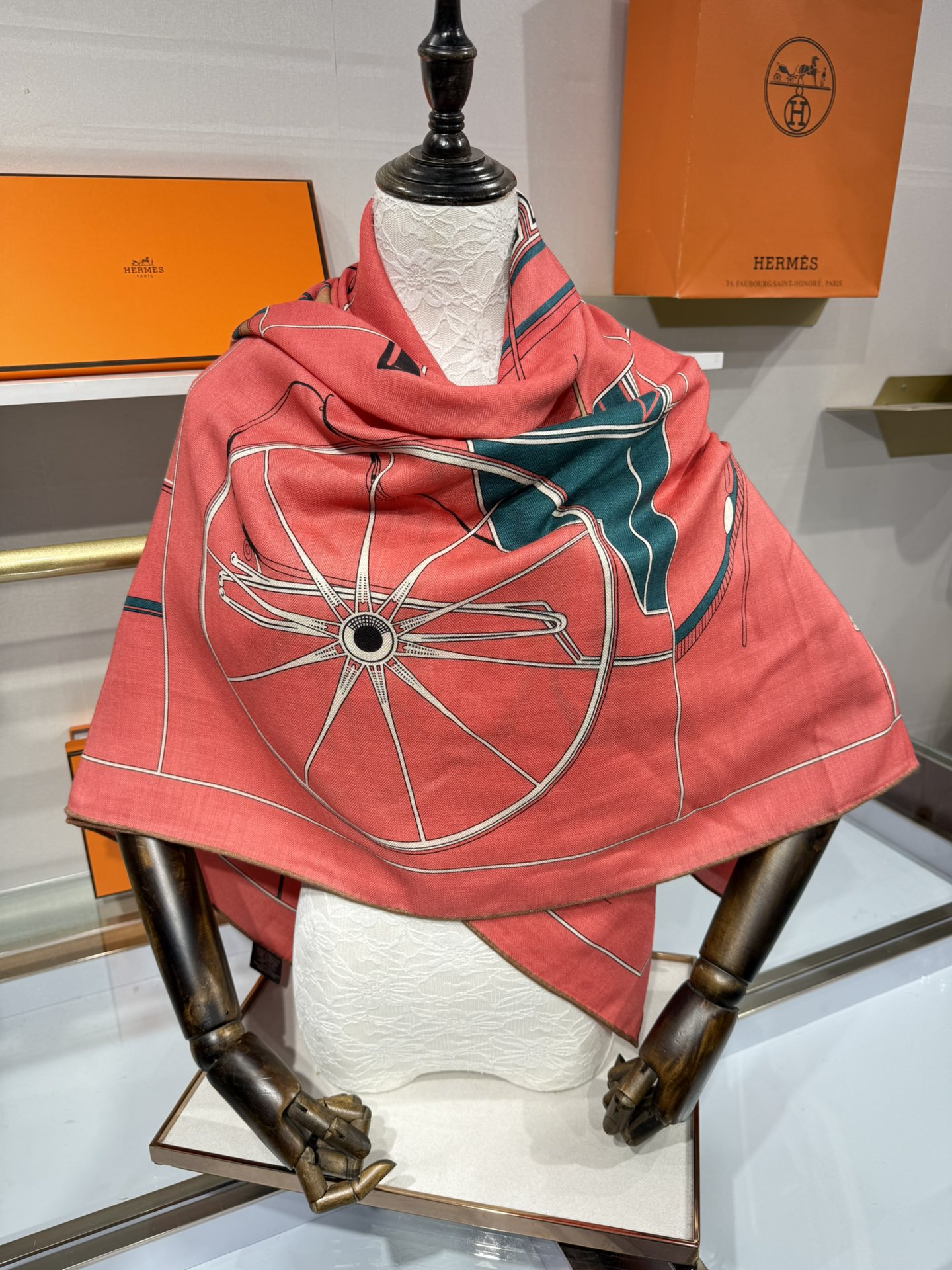 💟💞上新🆕140丝绒方巾双面同色手工卷边丝毛方巾（30%真丝70%羊绒)这款披肩的经典单品展现强大而迷人