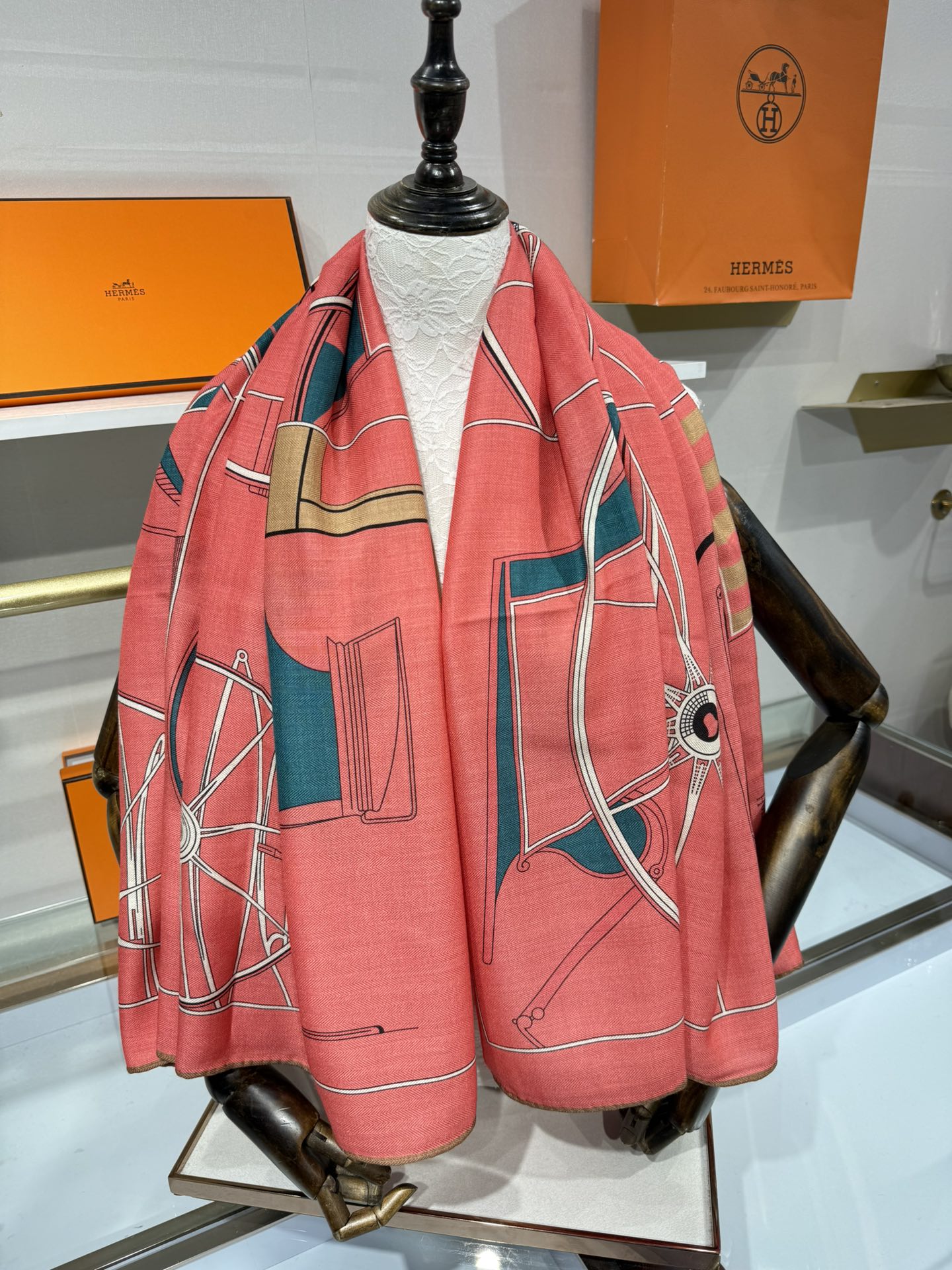 💟💞上新🆕140丝绒方巾双面同色手工卷边丝毛方巾（30%真丝70%羊绒)这款披肩的经典单品展现强大而迷人