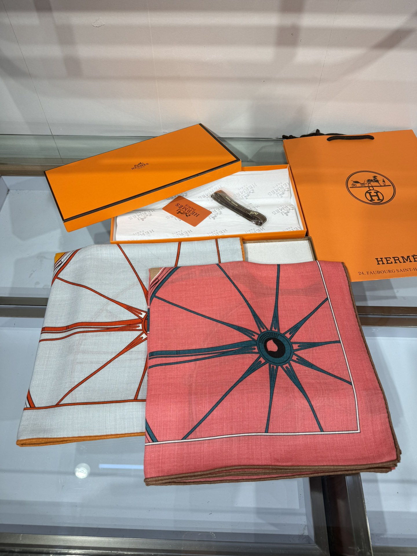 💟💞上新🆕140丝绒方巾双面同色手工卷边丝毛方巾（30%真丝70%羊绒)这款披肩的经典单品展现强大而迷人