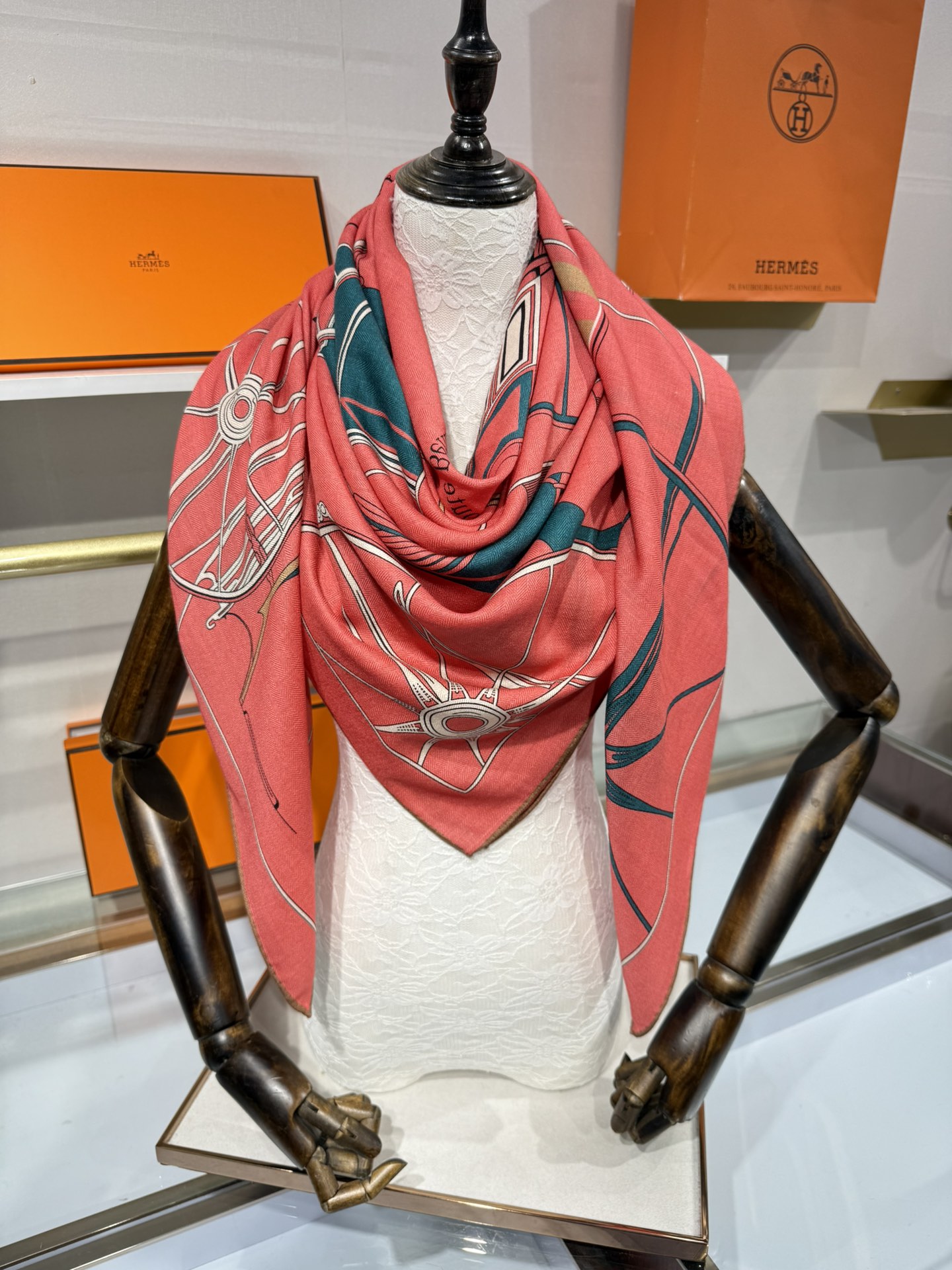 💟💞上新🆕140丝绒方巾双面同色手工卷边丝毛方巾（30%真丝70%羊绒)这款披肩的经典单品展现强大而迷人