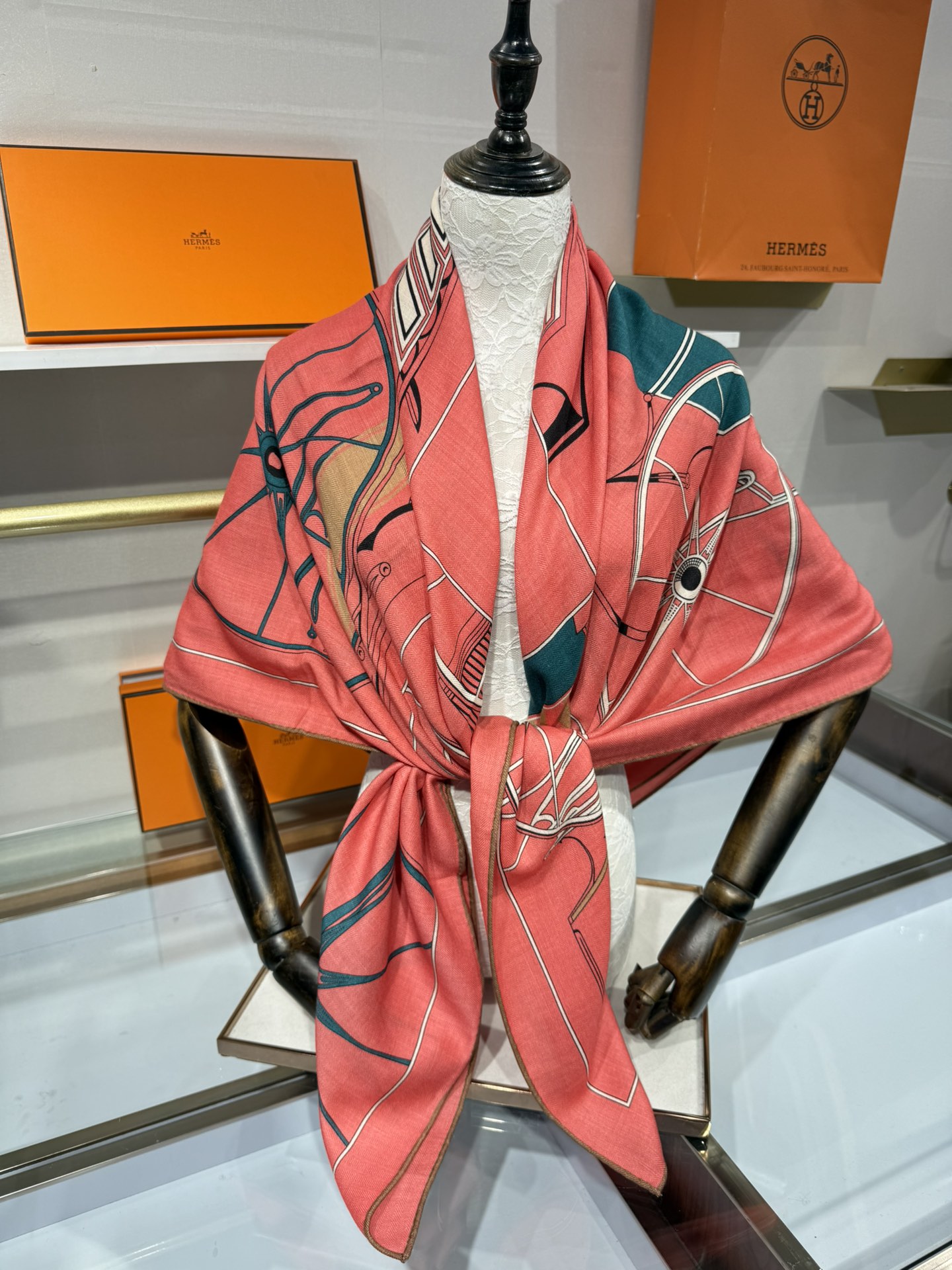 💟💞上新🆕140丝绒方巾双面同色手工卷边丝毛方巾（30%真丝70%羊绒)这款披肩的经典单品展现强大而迷人