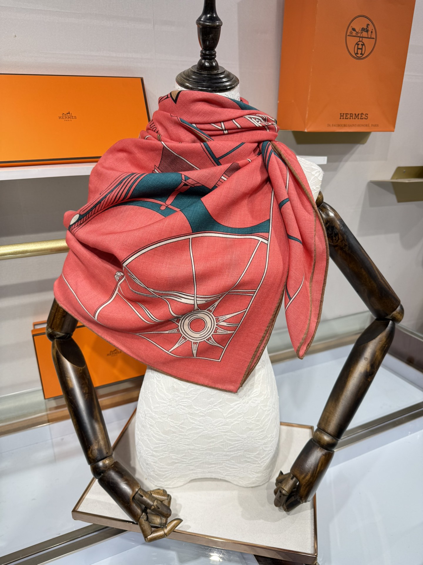 💟💞上新🆕140丝绒方巾双面同色手工卷边丝毛方巾（30%真丝70%羊绒)这款披肩的经典单品展现强大而迷人